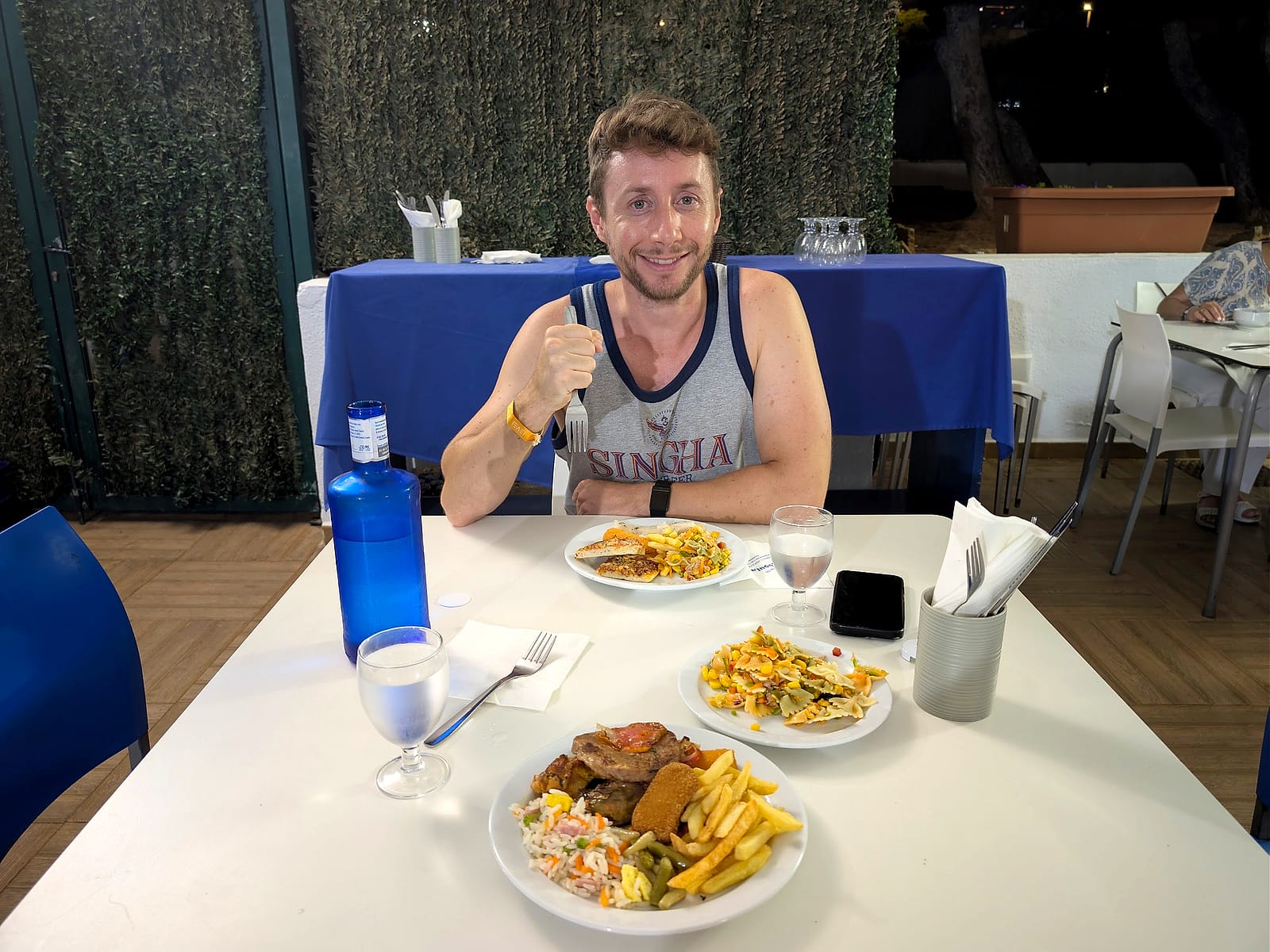 Javier Sobrino cenando en la terraza del restaurante del Eurhostal, con varios platos del buffet