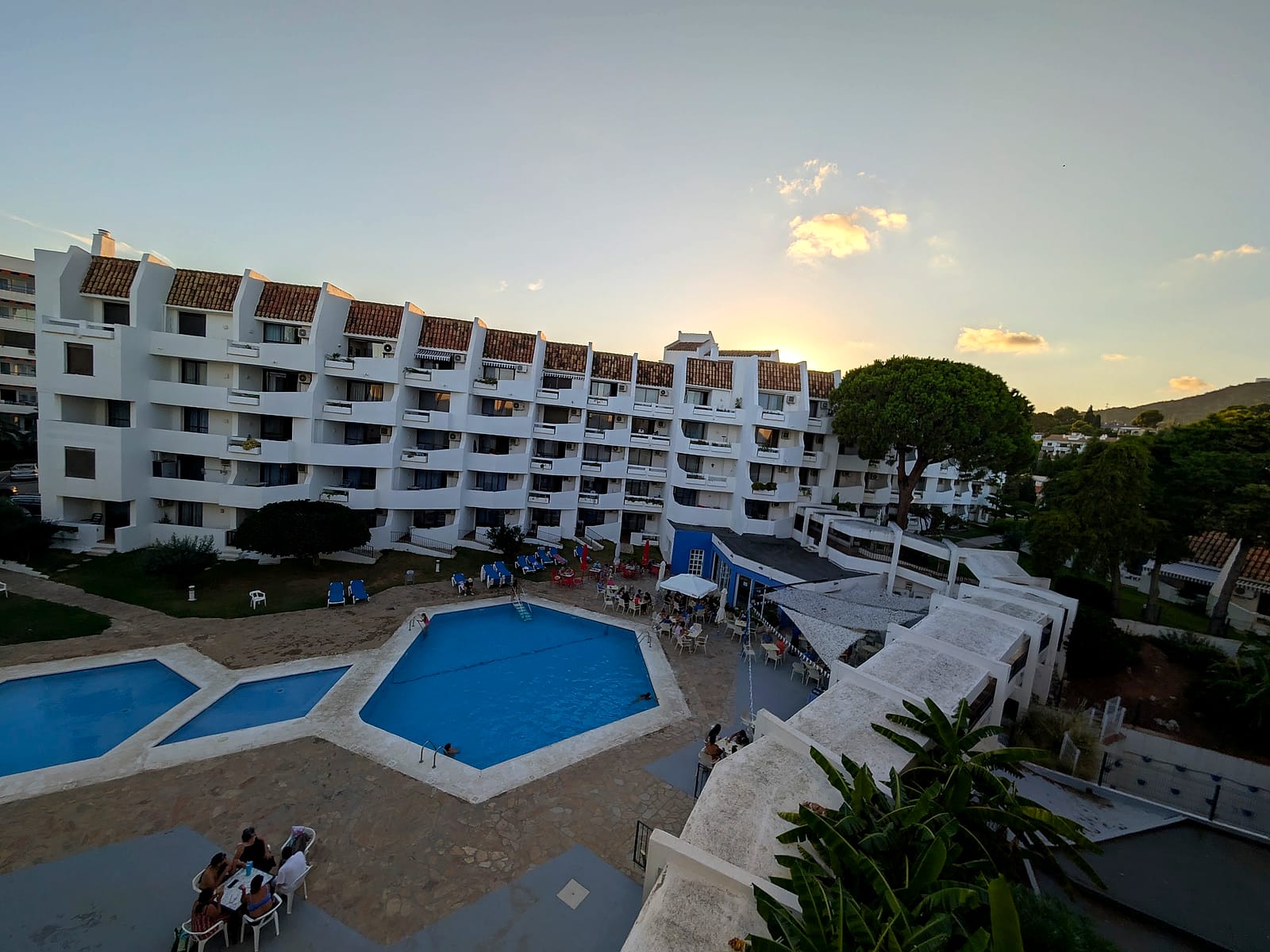 El Eurhostal al atardecer, con sus bloques blancos y las piscinas