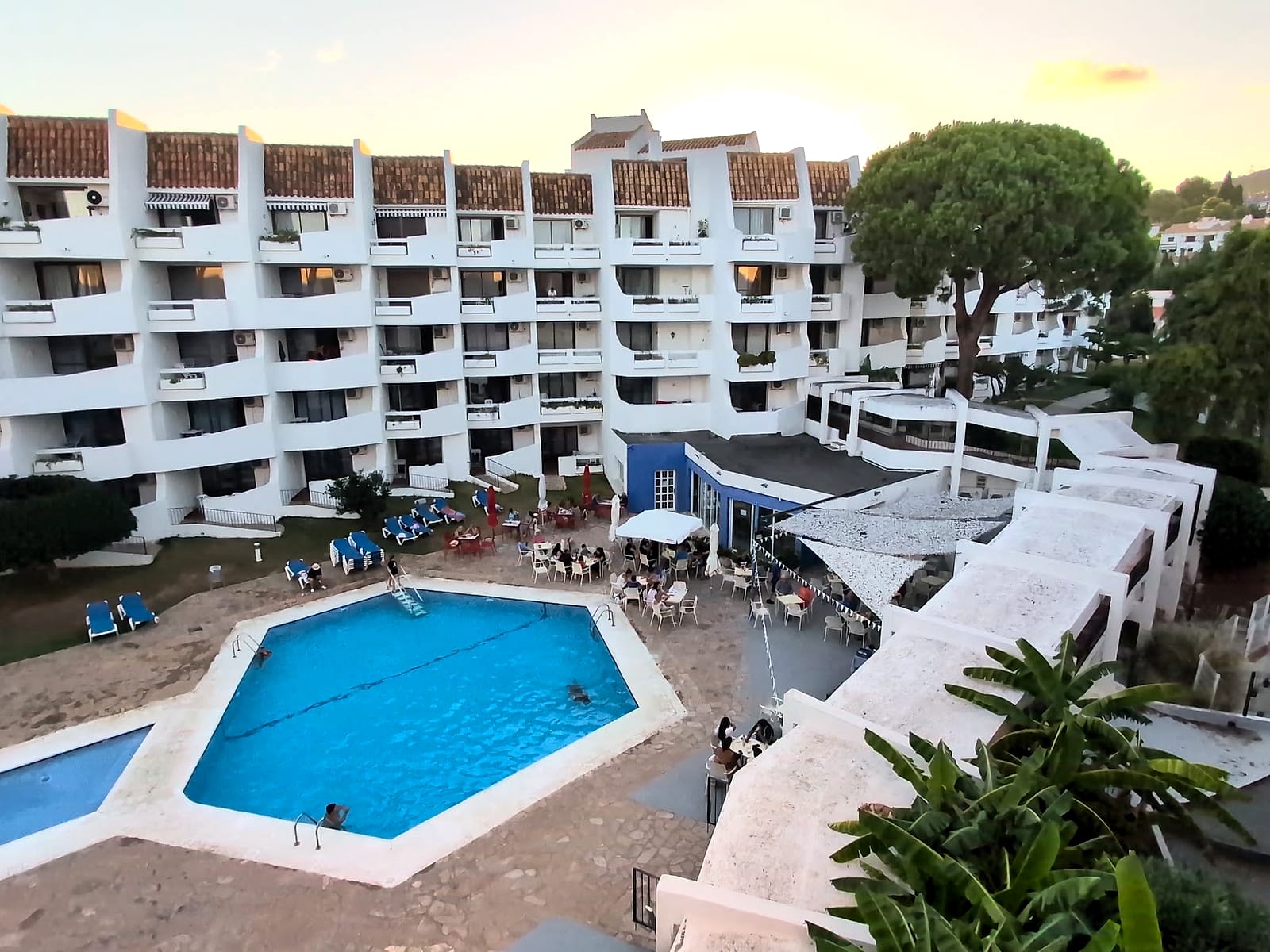 El complejo Eurhostal de Alcossebre visto desde arriba al caer la tarde, con los bloques blancos escalonados y las tres piscinas