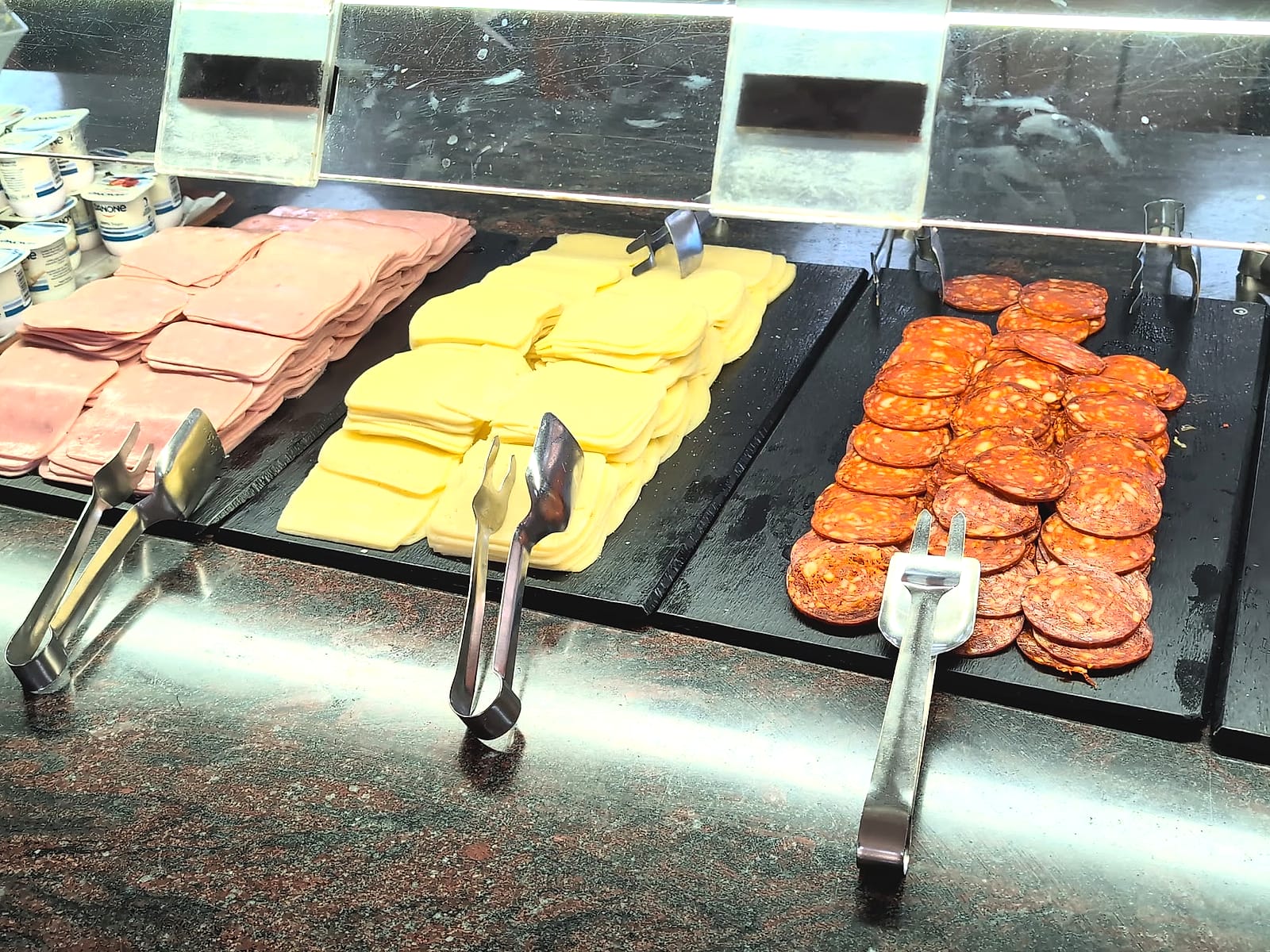 Embutido, queso y yogures en el buffet del desayuno del Eurhostal