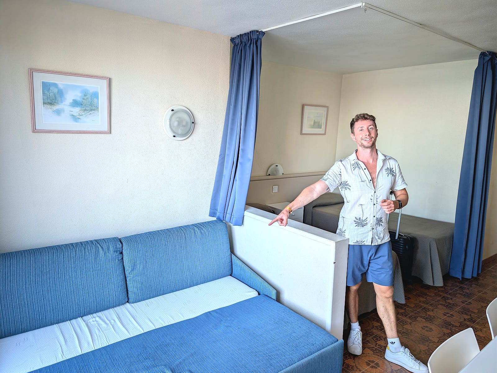 Javier Sobrino en el estudio del Eurhostal, junto al sofá y la cortina que separa la zona de la cama