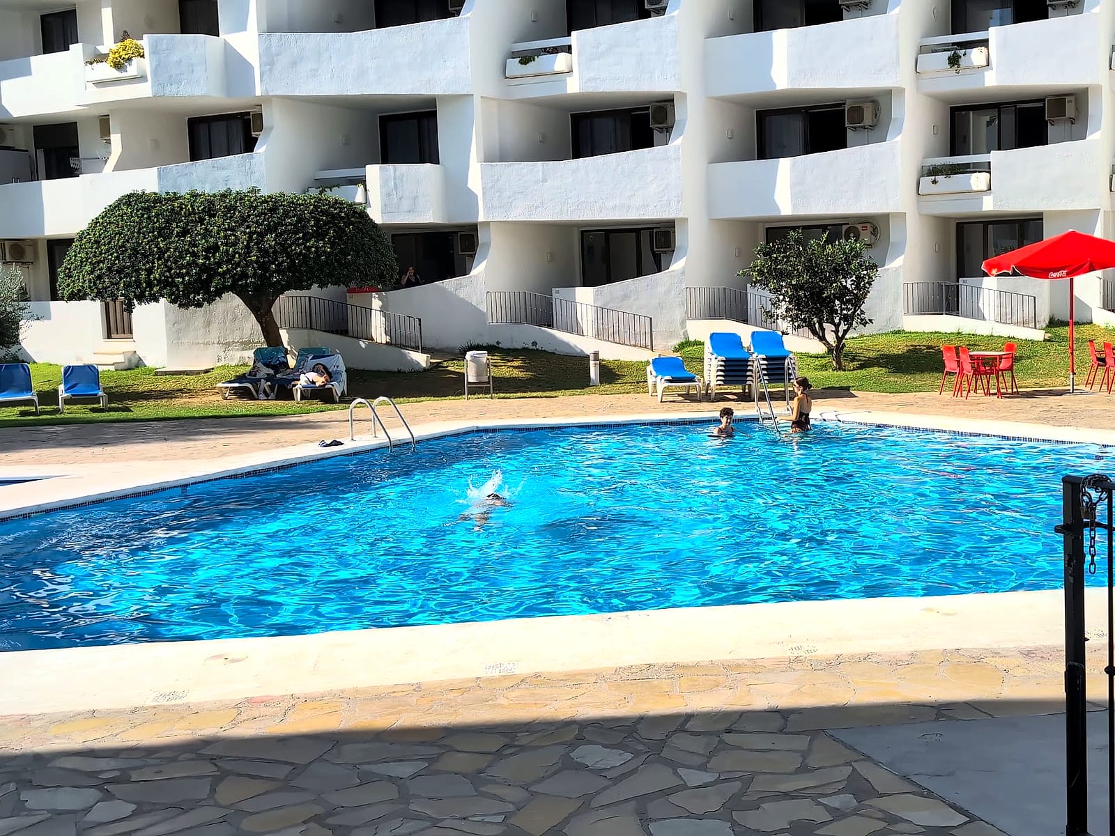 La piscina grande del Eurhostal, con el edificio de apartamentos detrás