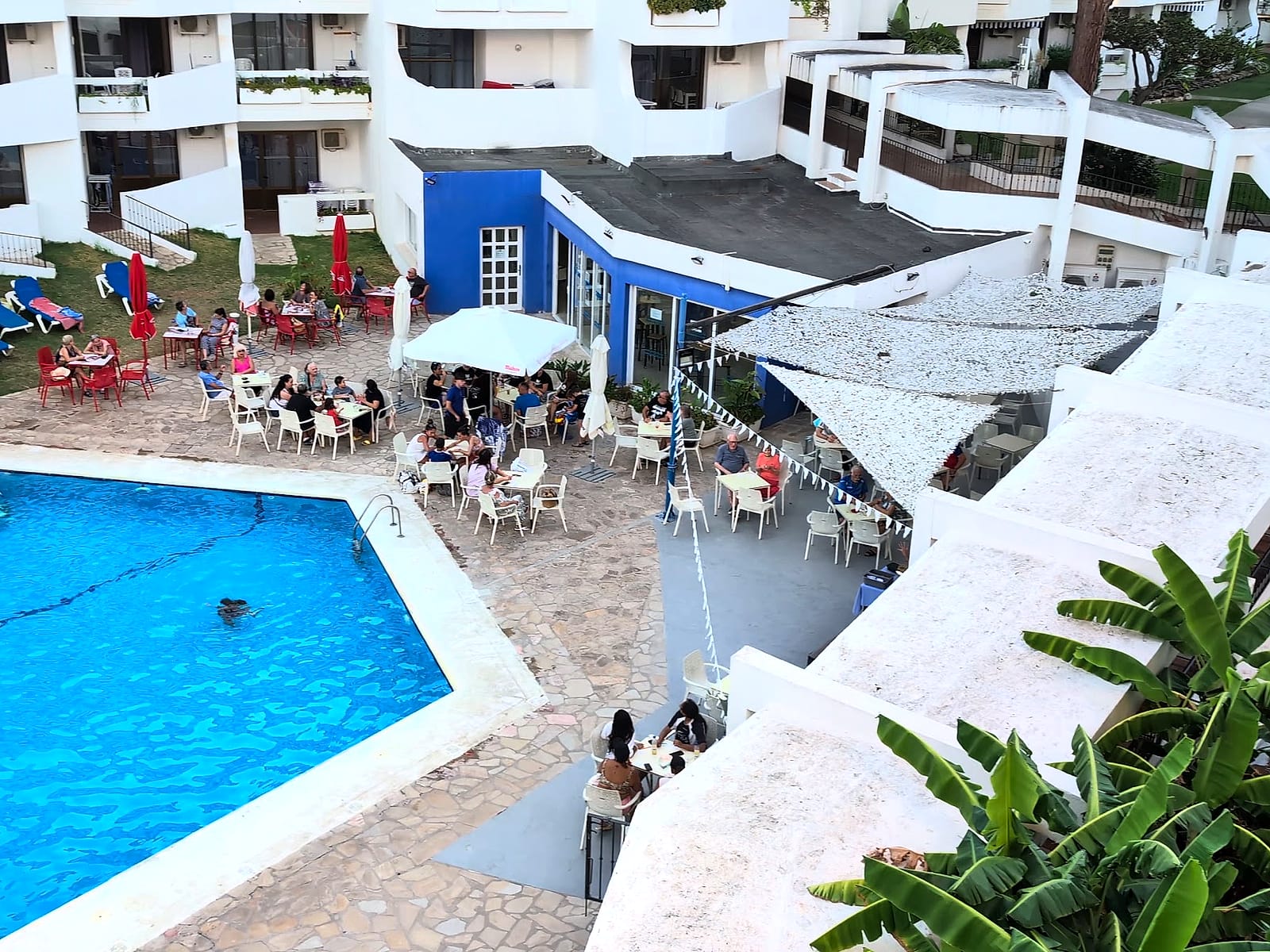 La piscina y la terraza del bar del Eurhostal vistas desde arriba