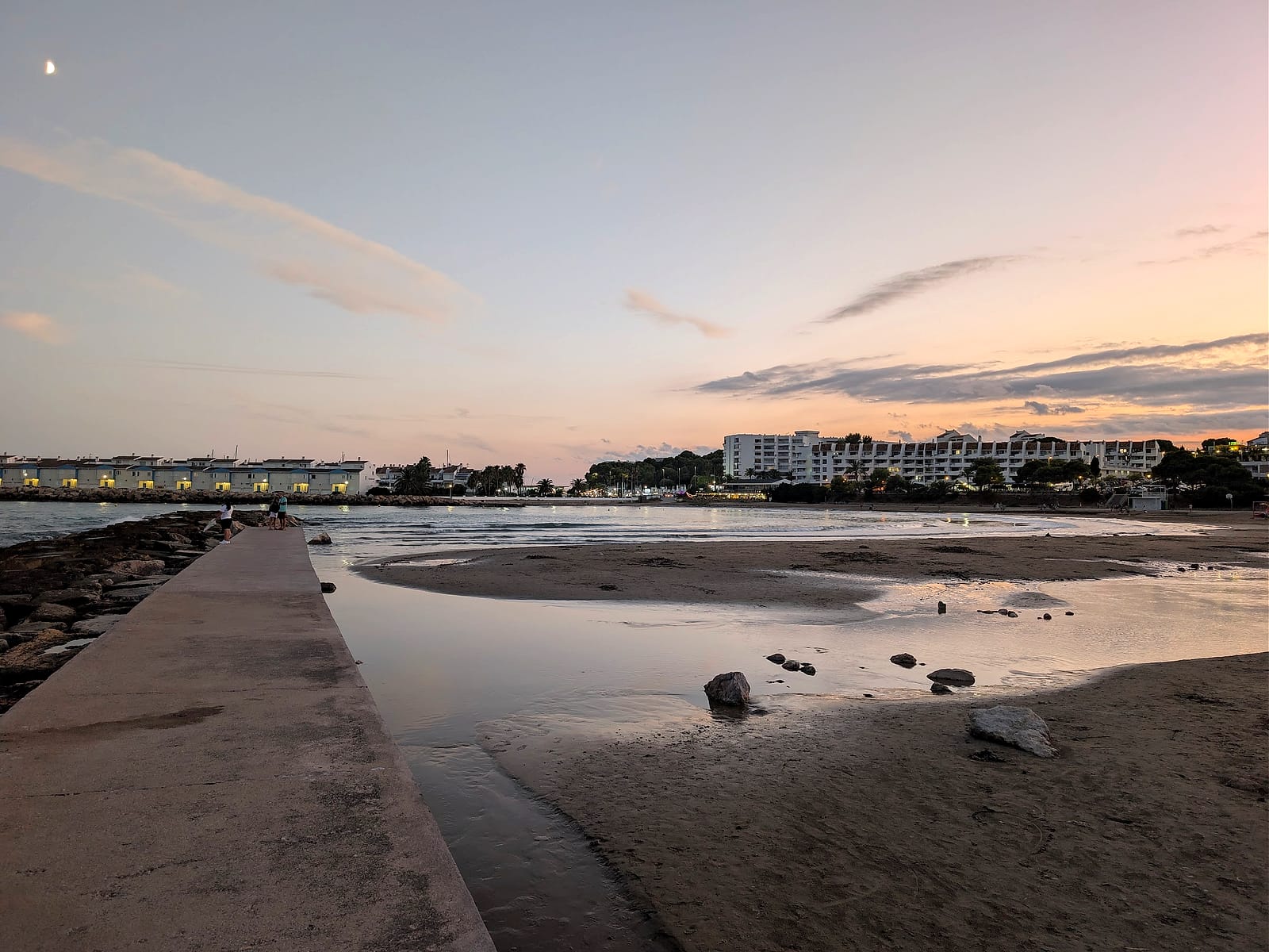 Uno de los espigones de la playa de las Fuentes, en Alcossebre, al atardecer