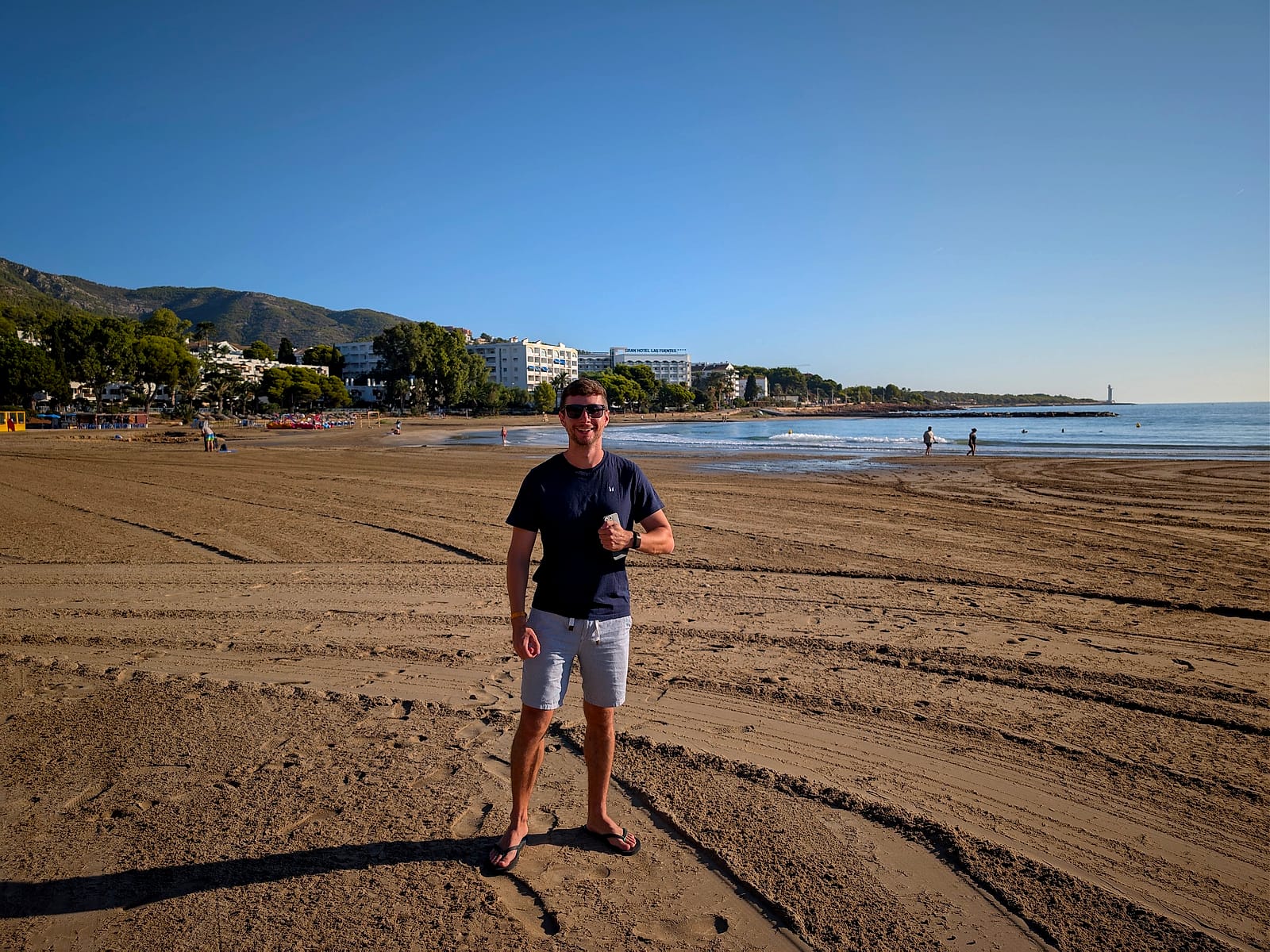 Javier Sobrino en la arena de la playa de las Fuentes, en Alcossebre, a primera hora de la mañana