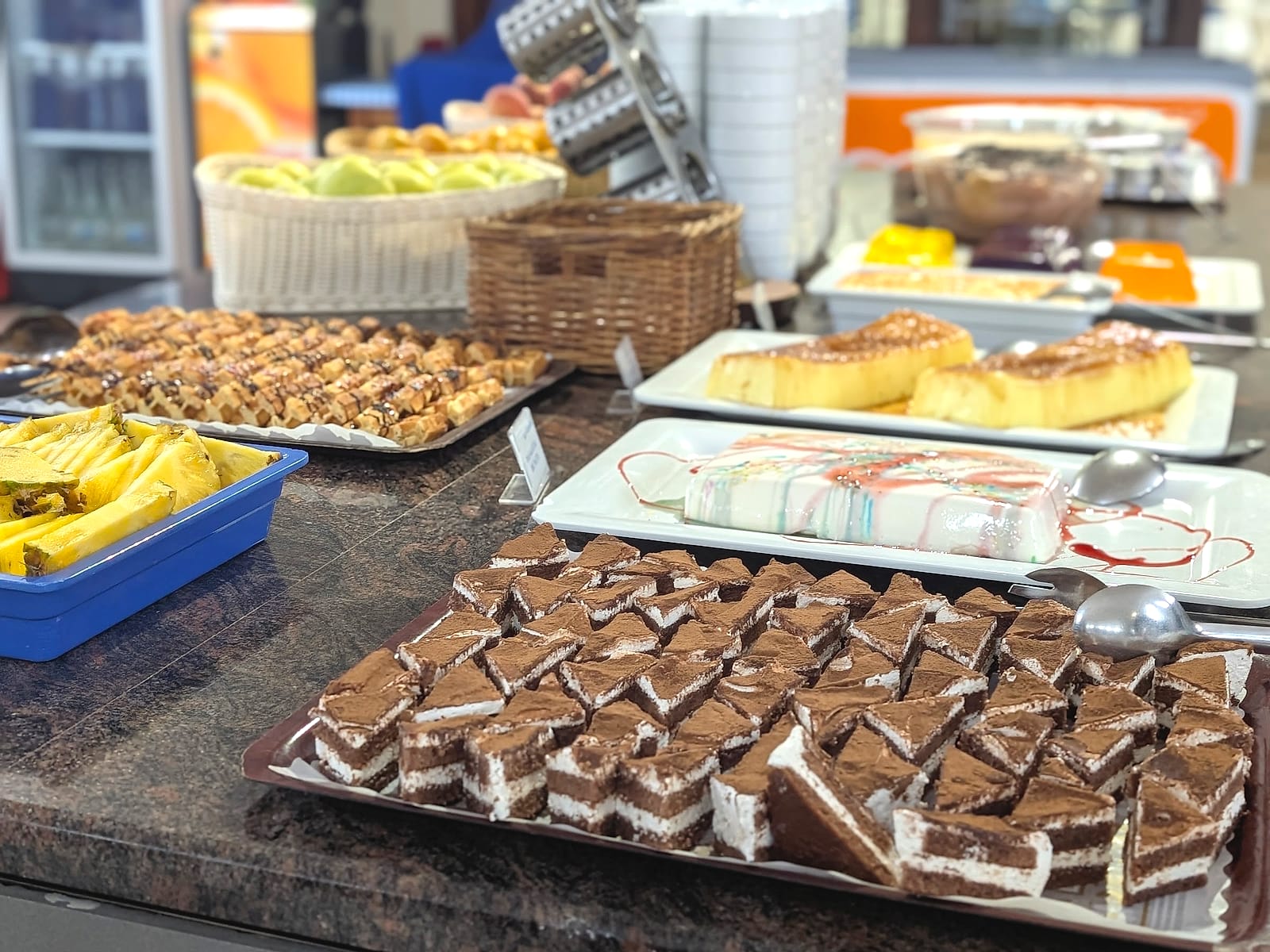 Los postres del buffet del Eurhostal: pasteles de chocolate, flan y fruta