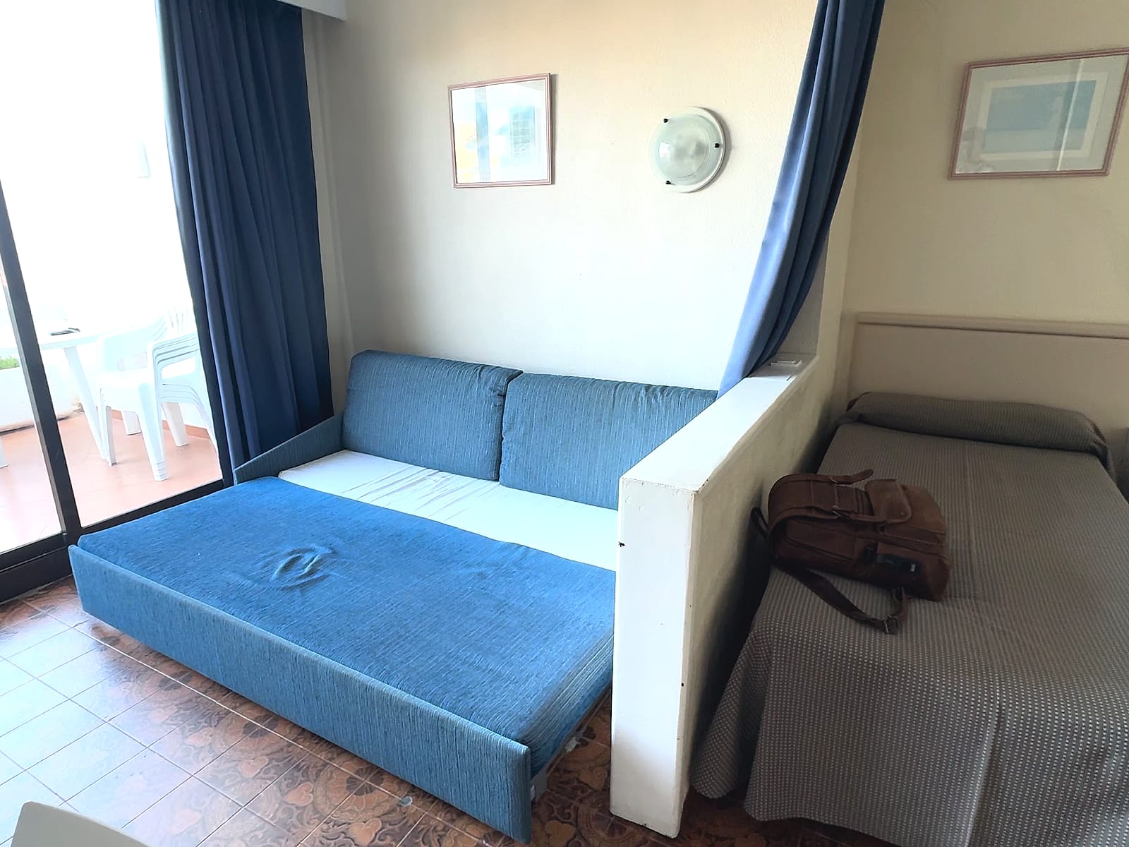 El sofá cama abierto del estudio del Eurhostal, junto a la cama