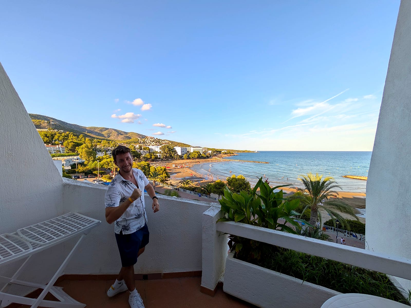 Javier Sobrino en la terraza del apartamento del Eurhostal, con el tendedero y la bahía detrás
