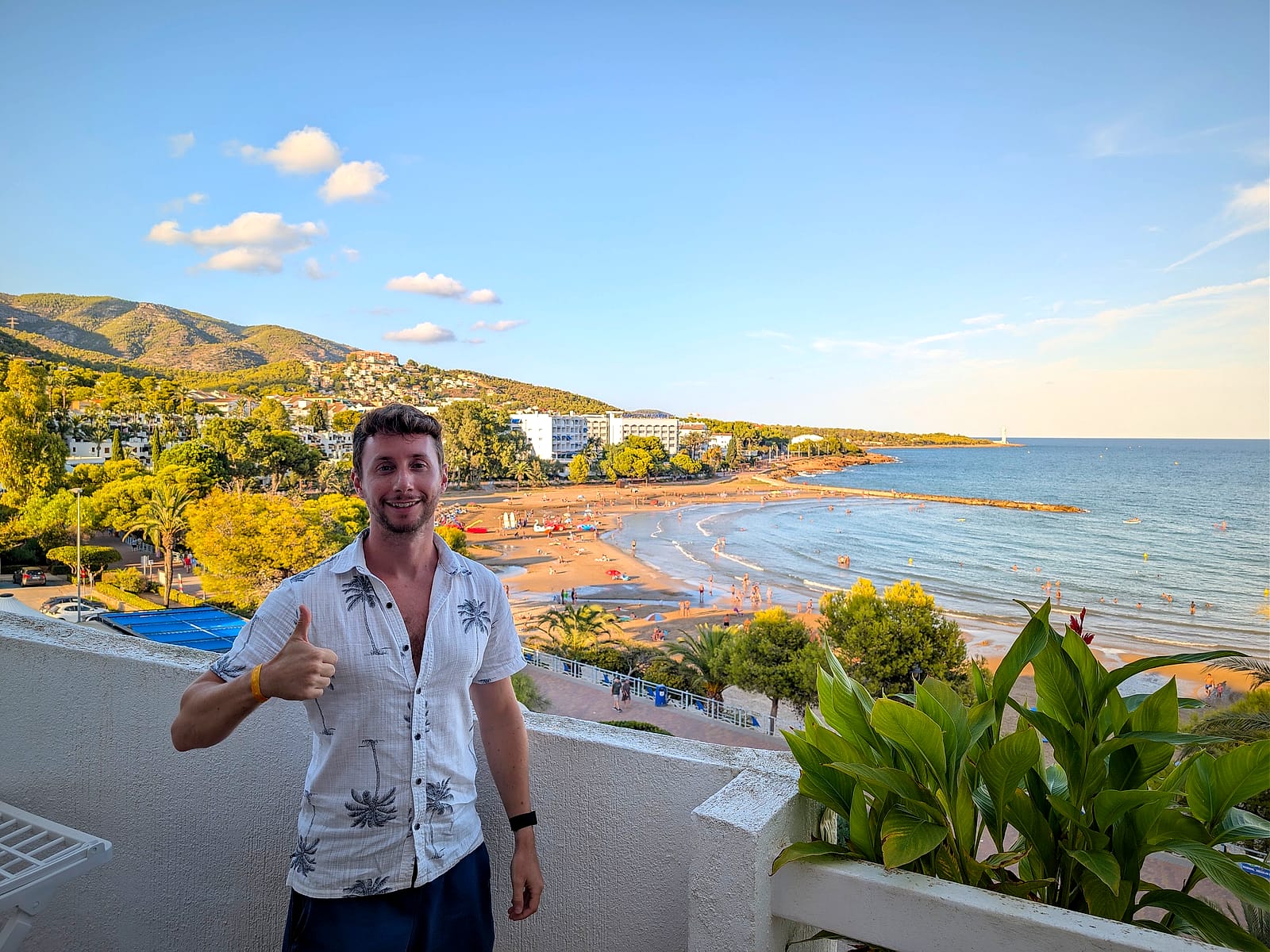 Javier Sobrino en la terraza de un apartamento del Eurhostal, con la playa de las Fuentes y la bahía de Alcossebre detrás
