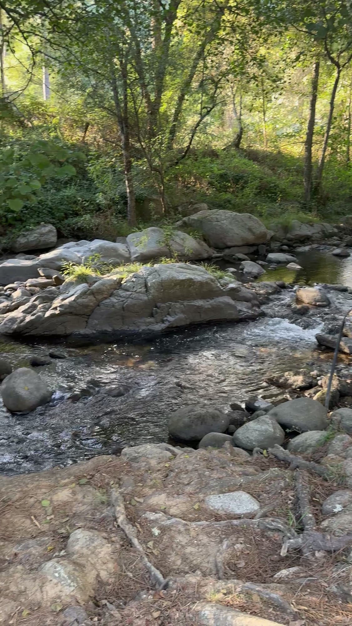 Río de montaña entre rocas cerca del Glamping The Teepee