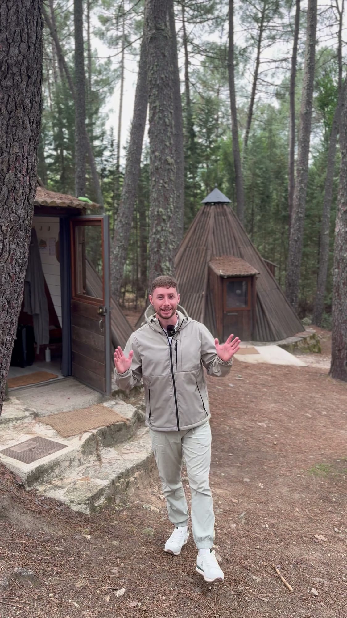 Javier Sobrino ante la puerta abierta de un tipi en el pinar del Glamping The Teepee