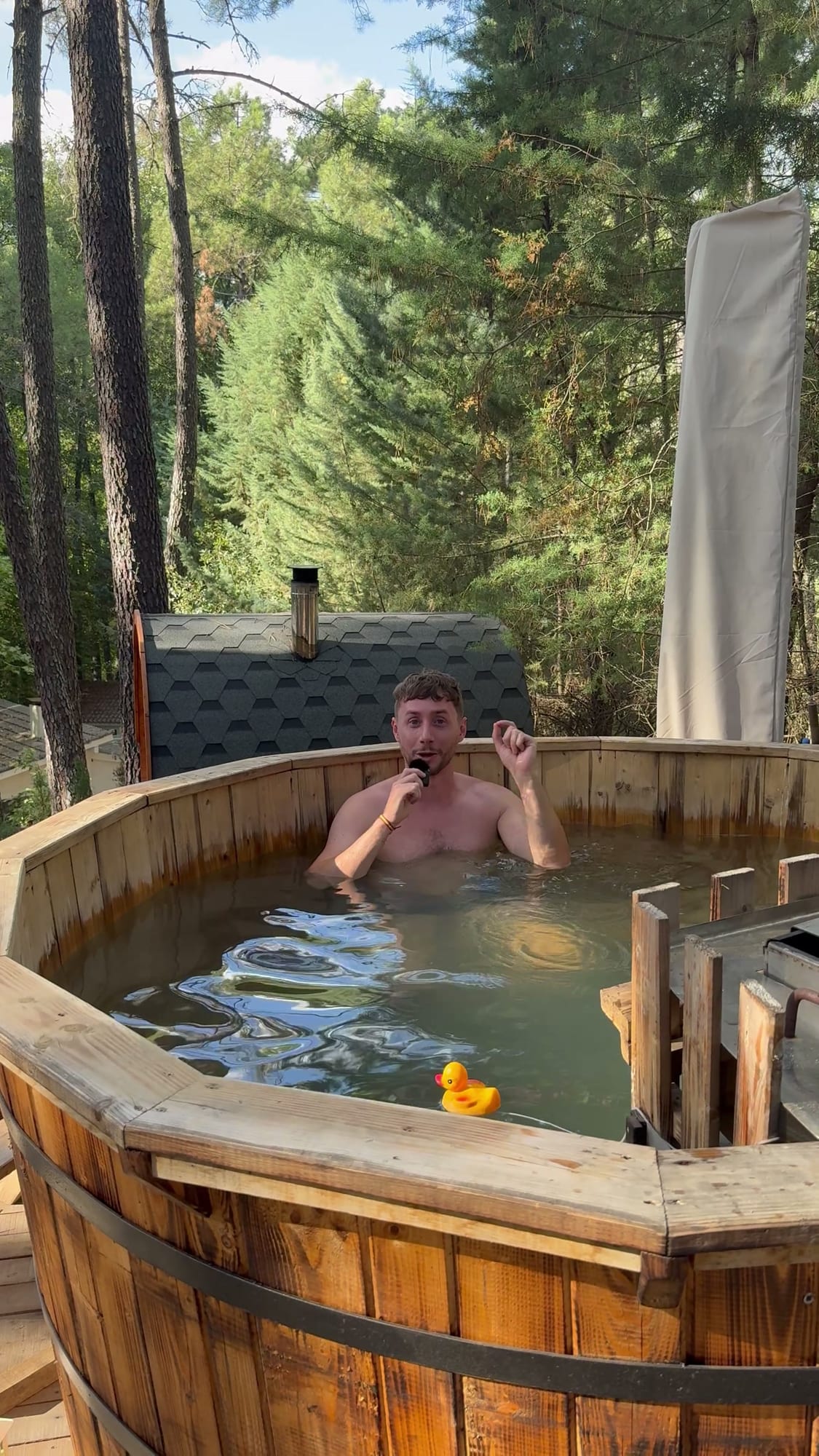 Javier Sobrino en la bañera de madera al aire libre del Glamping The Teepee