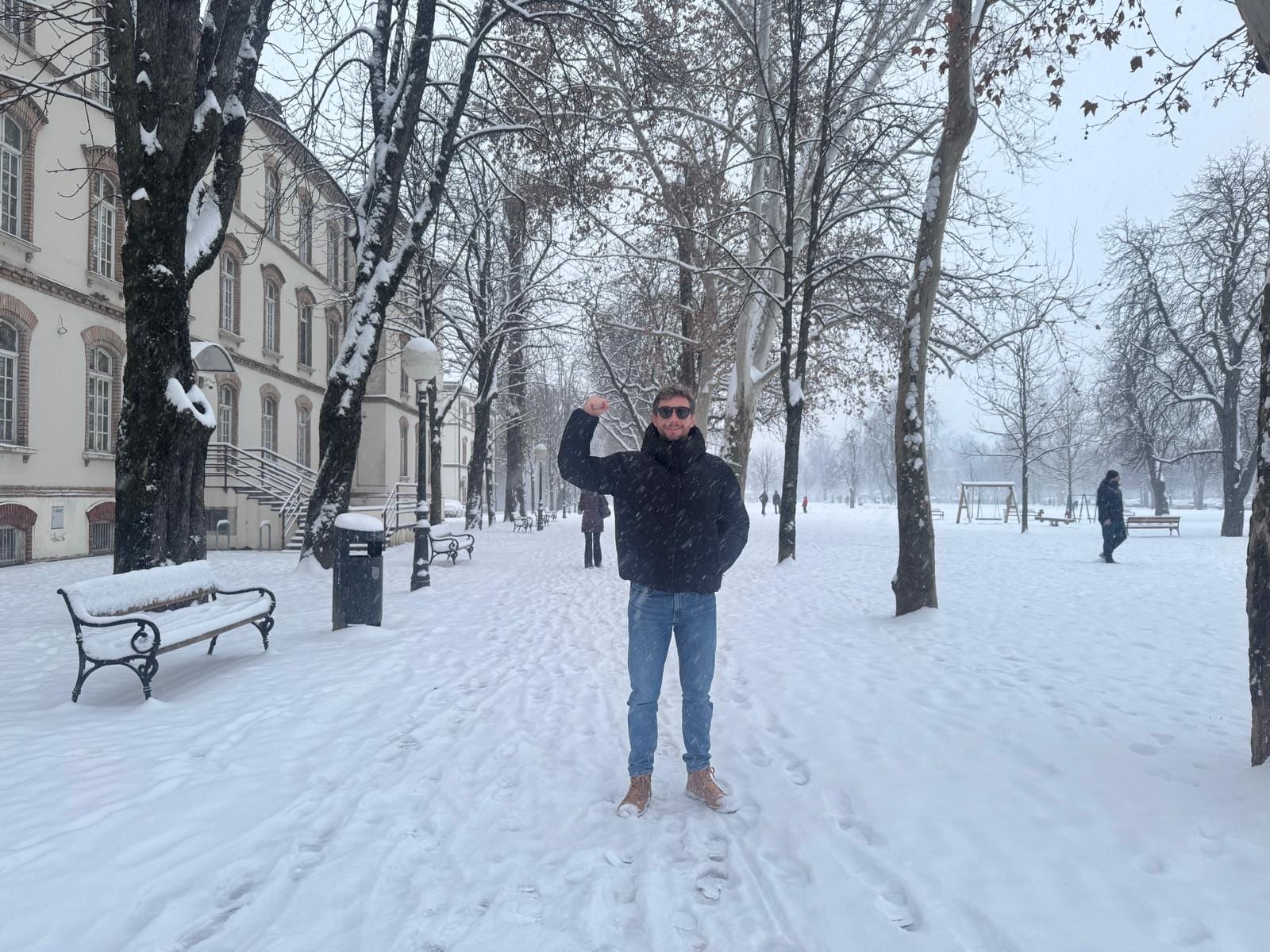 Javier en un parque de Zagreb cubierto de nieve