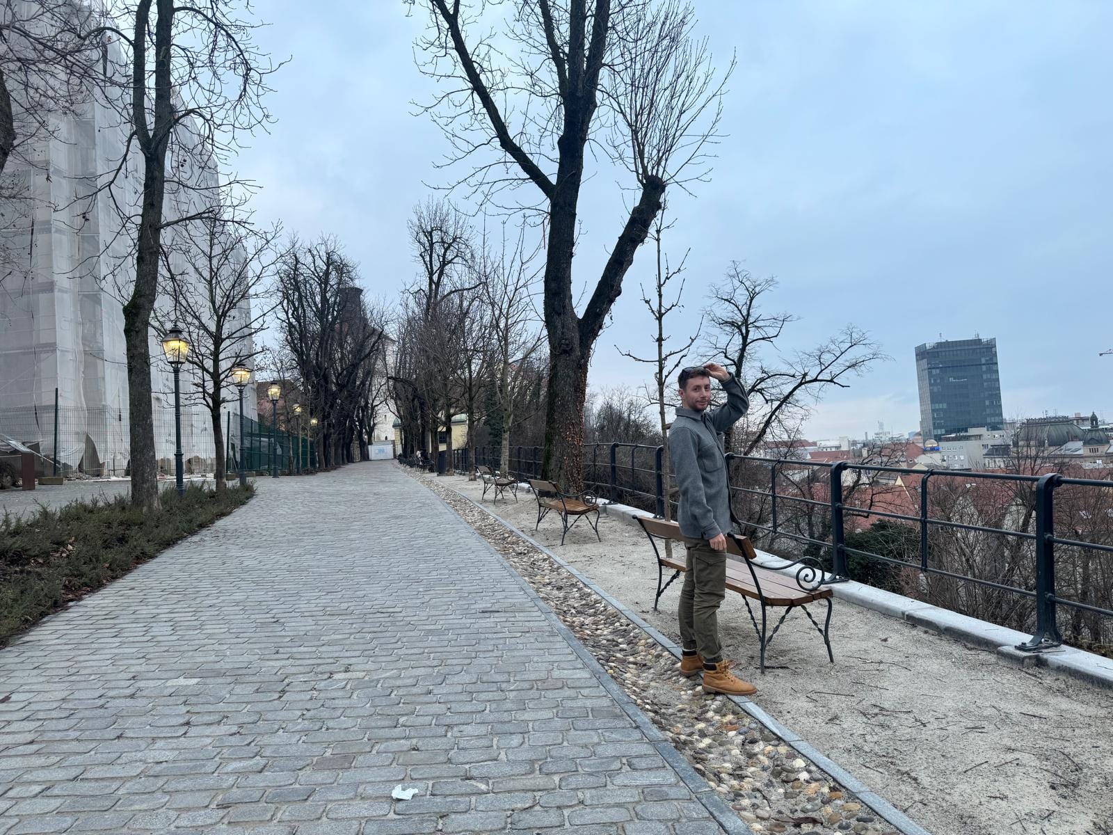 Javier en un paseo arbolado de Zagreb con vistas a la ciudad