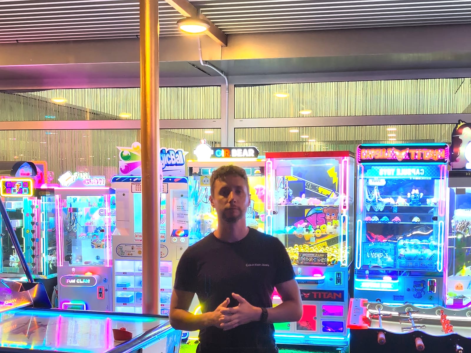 Javier Sobrino en la zona arcade del Hotel Neptuno de noche, entre máquinas recreativas