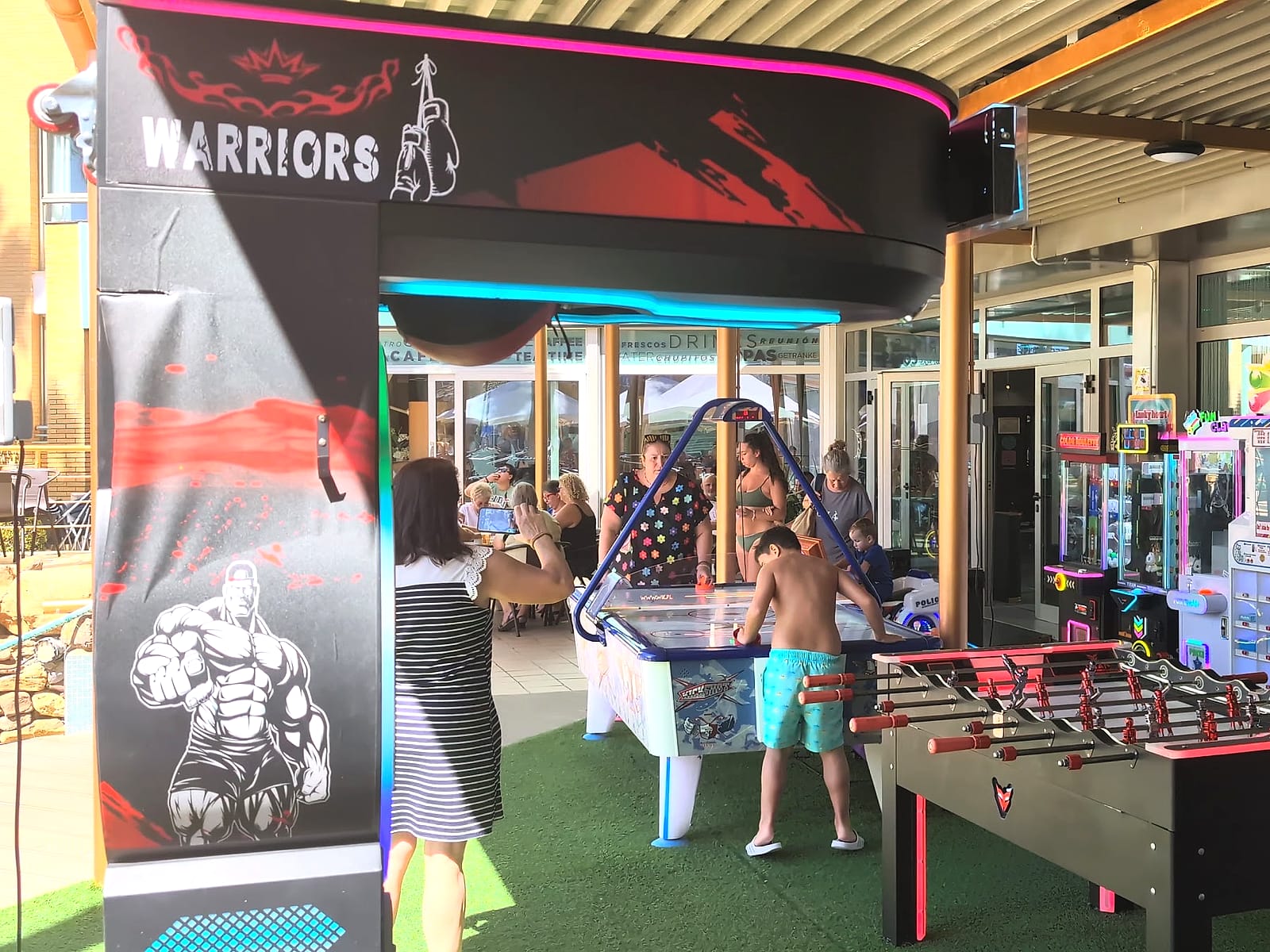 La zona de máquinas arcade del Hotel Neptuno, con futbolines y niños jugando