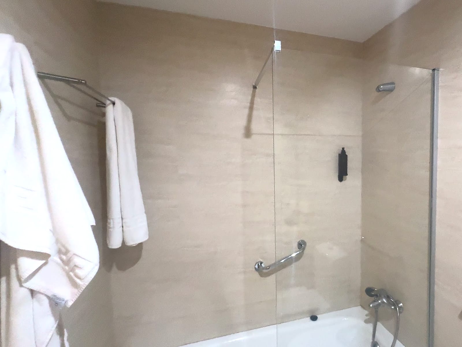 El baño del Hotel Neptuno, con bañera y mampara