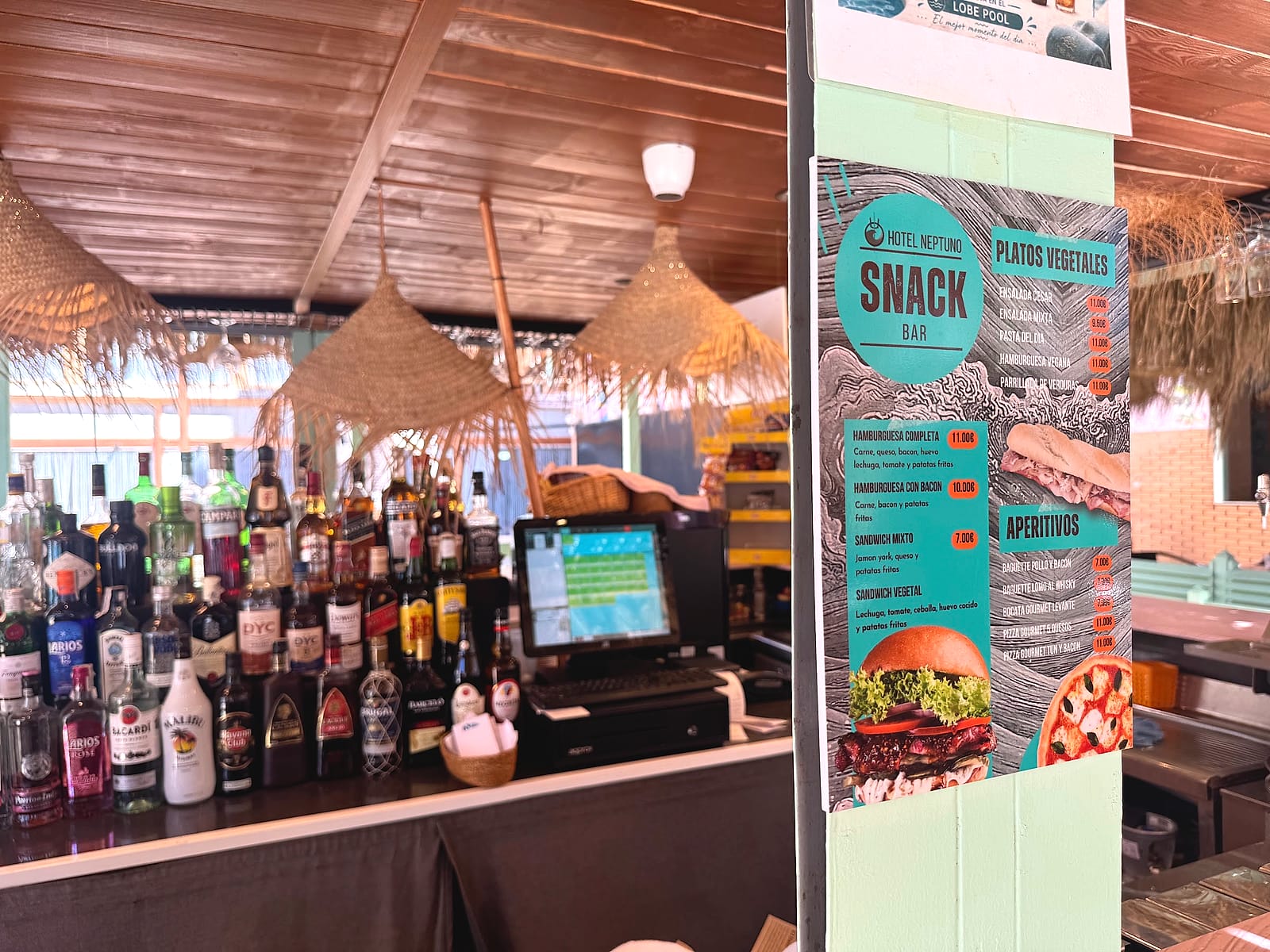 La carta del snack bar del Hotel Neptuno, con los precios de hamburguesas, bocadillos y pizzas
