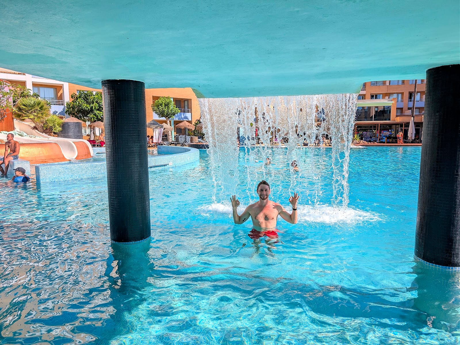 Javier Sobrino bajo la cascada de la piscina principal del Hotel Neptuno