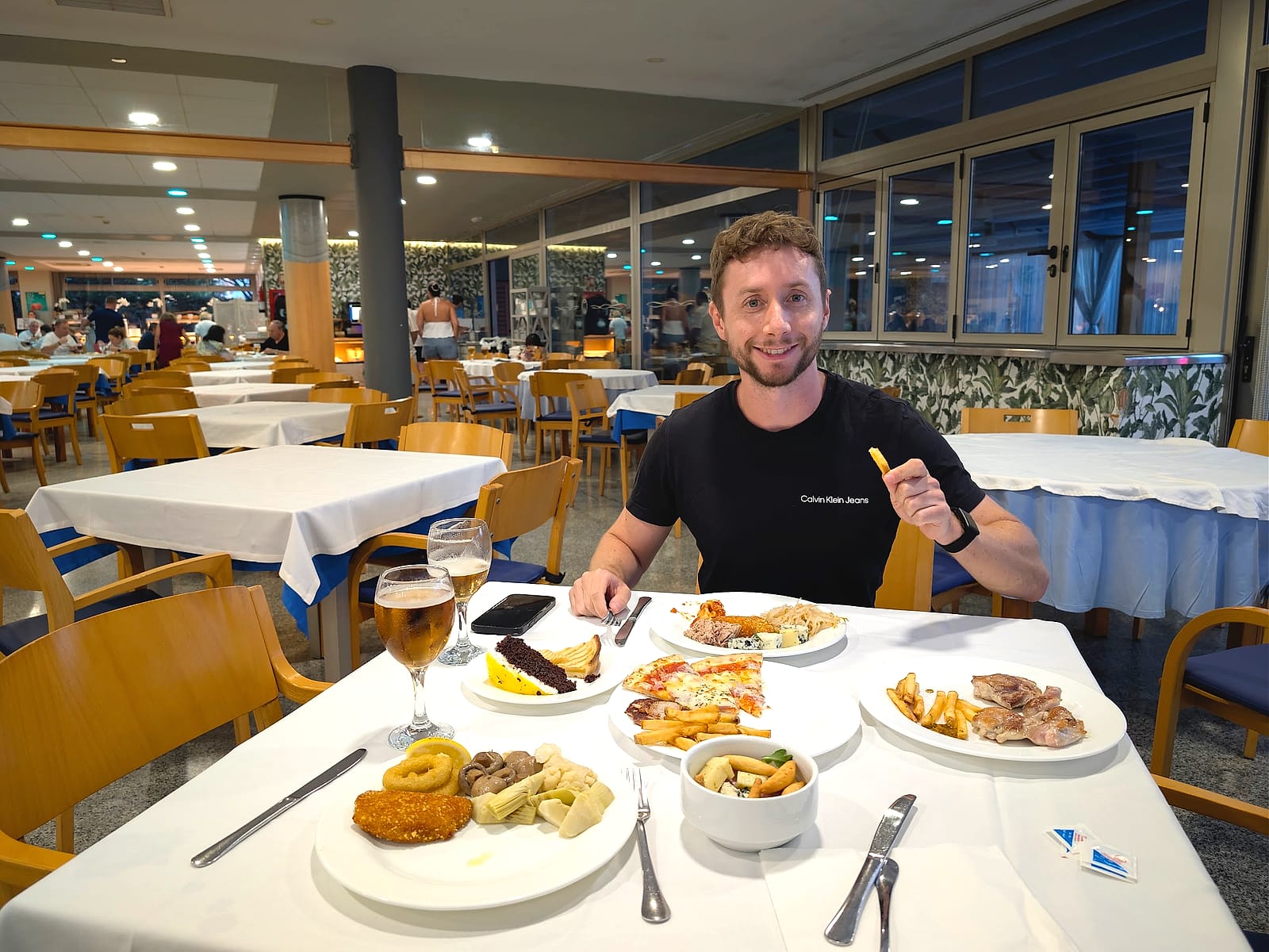 Javier Sobrino cenando en el buffet del Hotel Neptuno, con una cerveza en la mesa