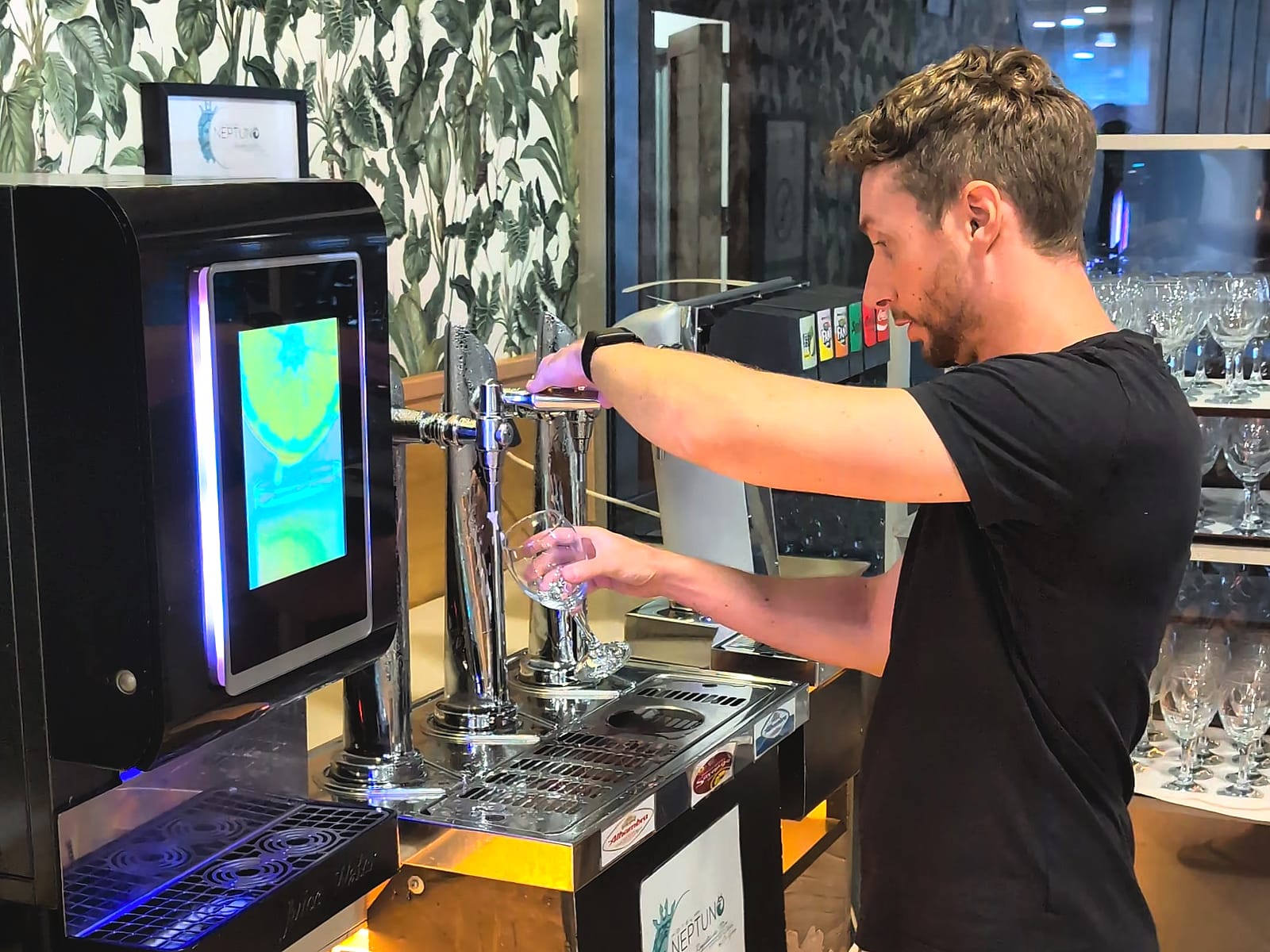 Javier Sobrino en los grifos de cerveza y refrescos del buffet del Hotel Neptuno