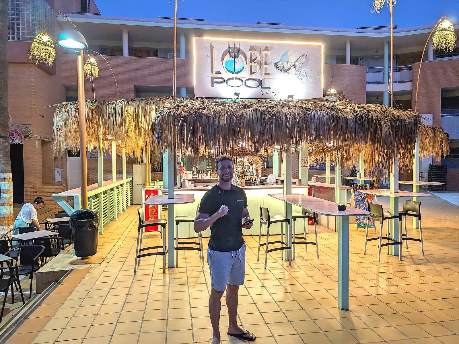 Javier Sobrino en el chiringuito Lobe Pool del Hotel Neptuno, junto a la piscina, de noche