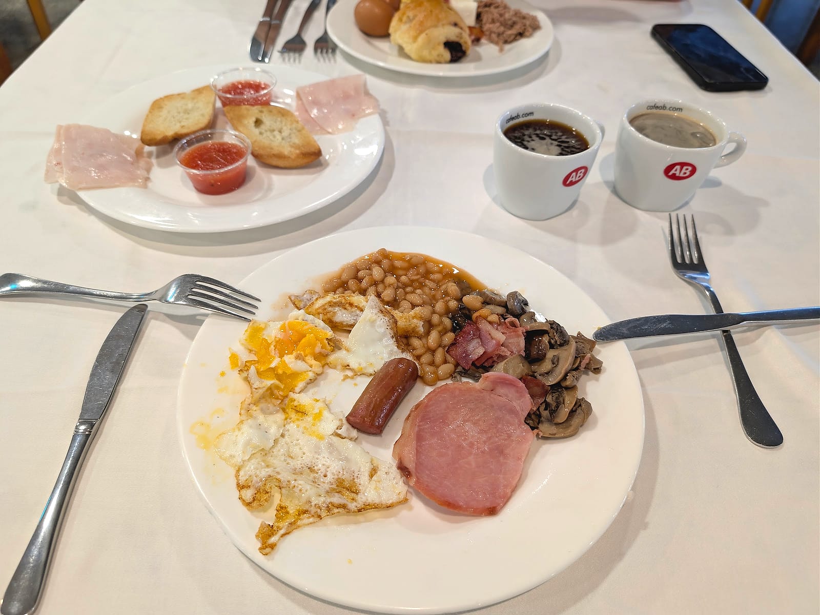 Un plato del desayuno del Hotel Neptuno, con huevos, beicon, judías y champiñones