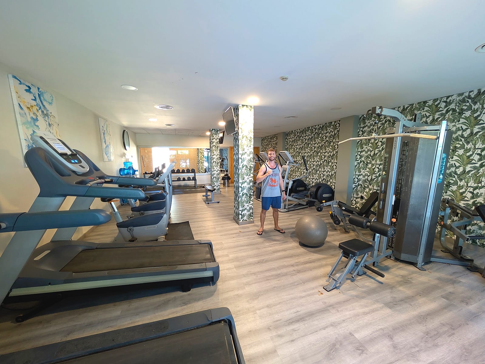 El gimnasio del Hotel Neptuno, con cintas de correr y máquinas de musculación