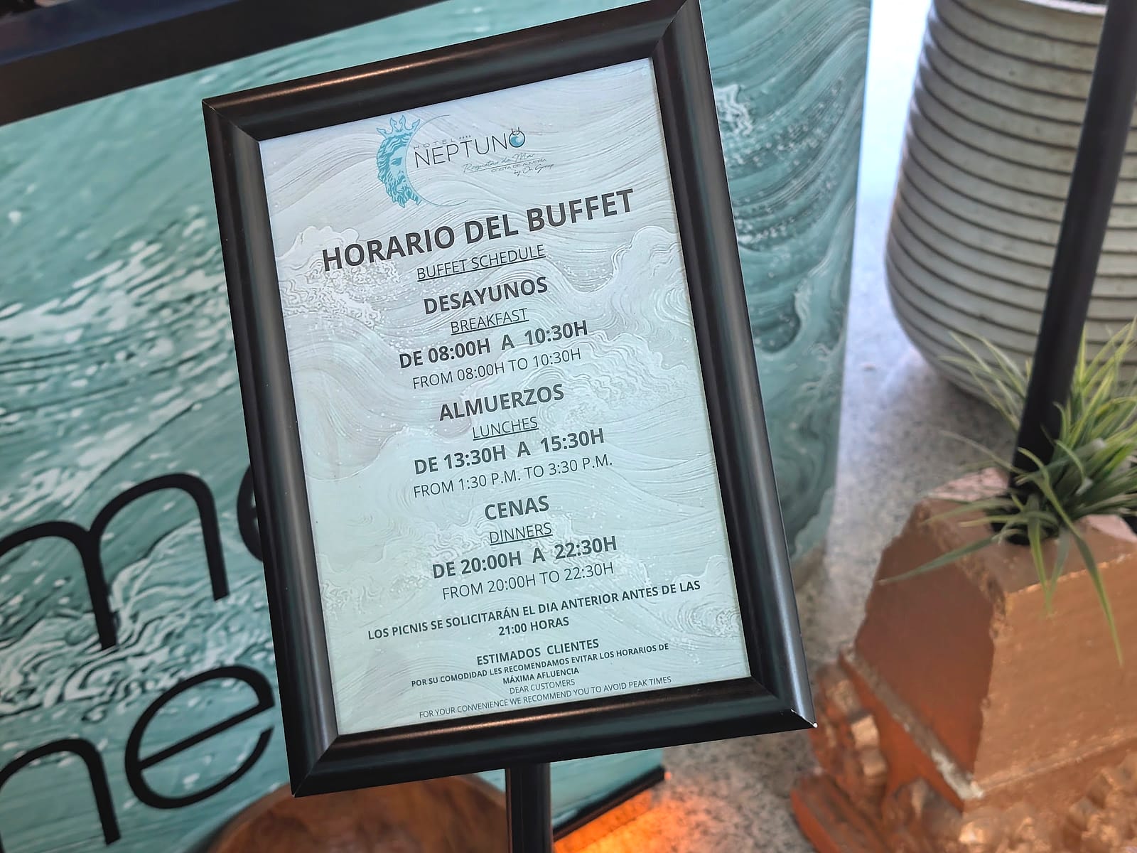 El cartel con el horario del buffet del Hotel Neptuno
