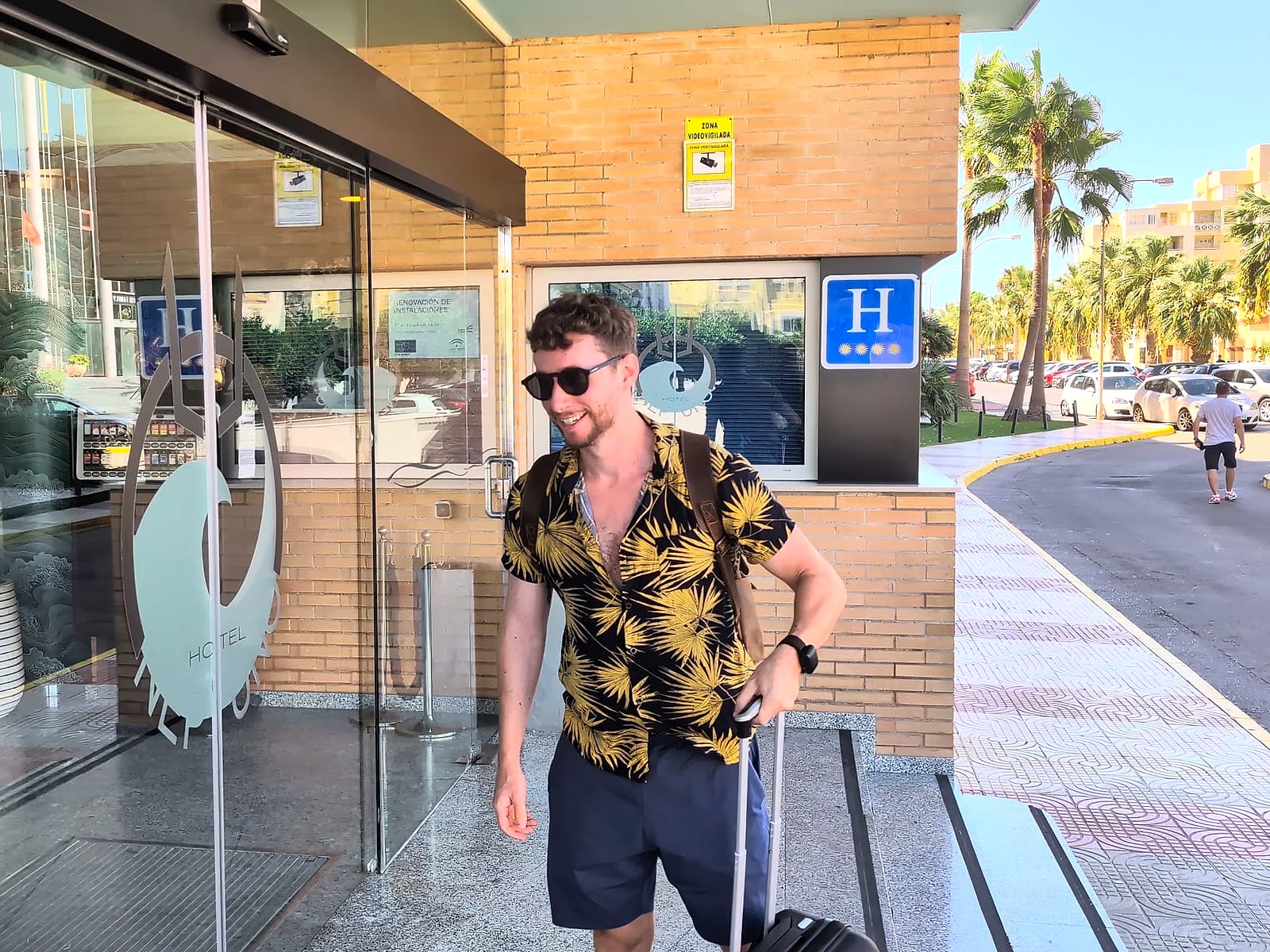 Javier Sobrino llegando con la maleta a la entrada del Hotel Neptuno, en Roquetas de Mar
