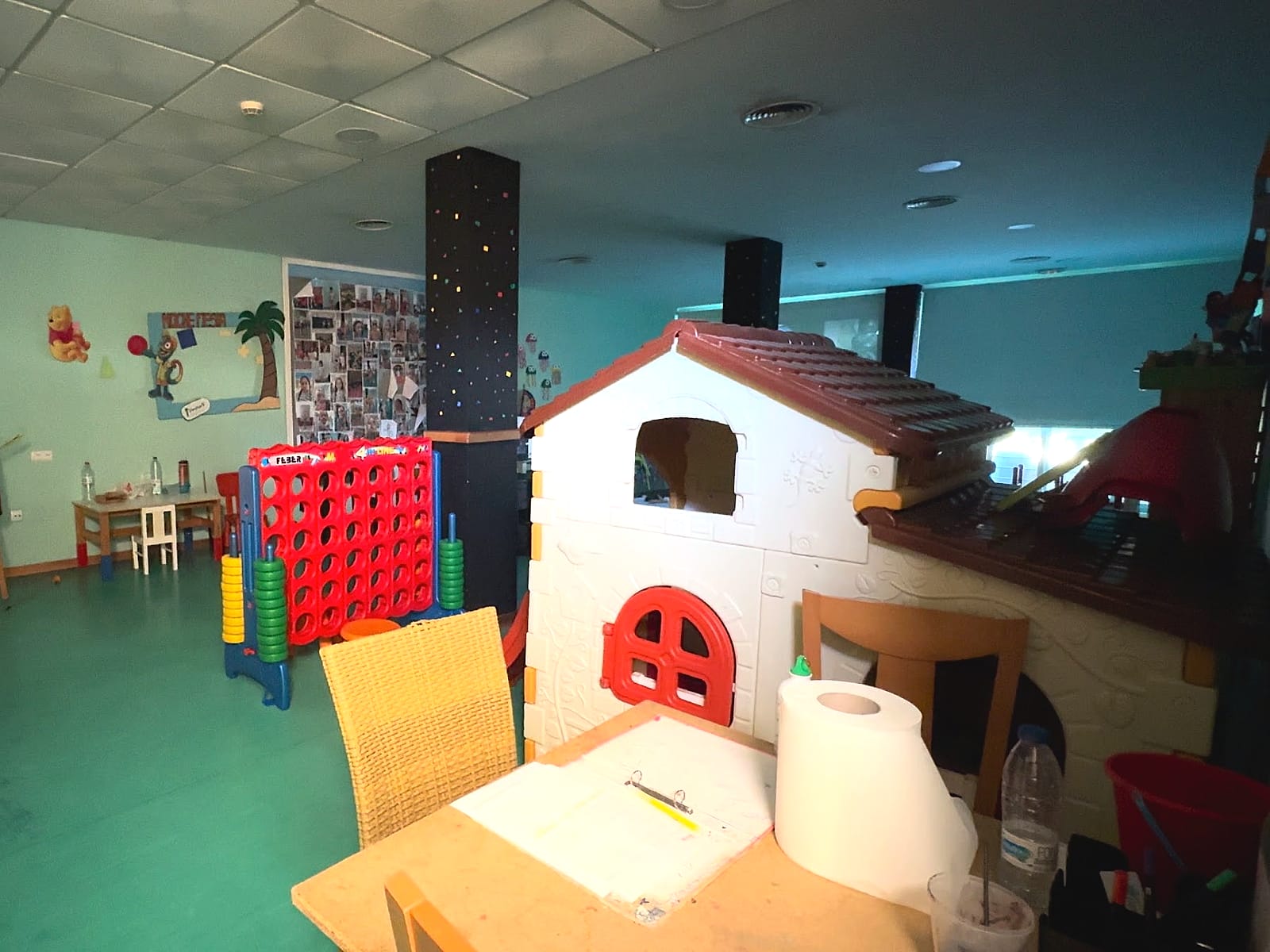 El miniclub del Hotel Neptuno, con una casita de juguete y juegos