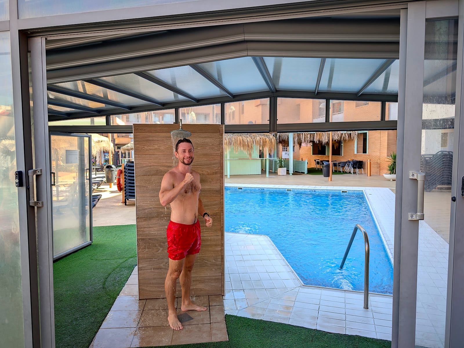 Javier Sobrino en la puerta de la piscina cubierta del Hotel Neptuno