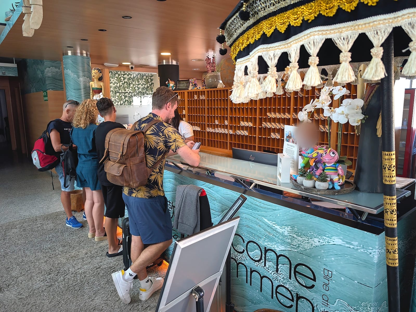 La recepción del Hotel Neptuno, con clientes haciendo el check-in