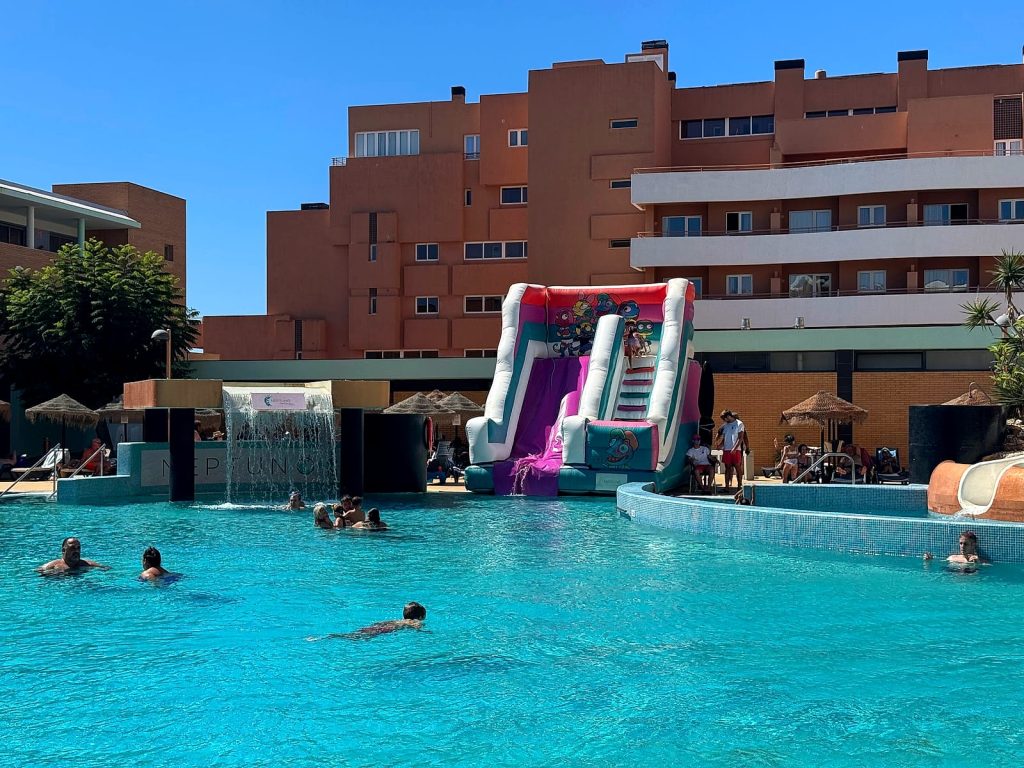 Los toboganes inflables que caen a la piscina principal del Hotel Neptuno