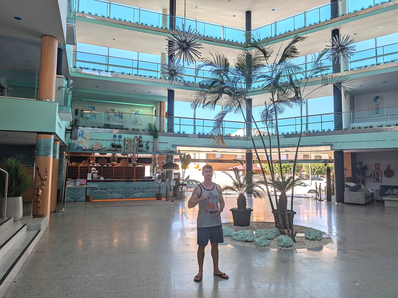 Javier Sobrino en el vestíbulo del Hotel Neptuno, un patio luminoso con las plantas del hotel alrededor