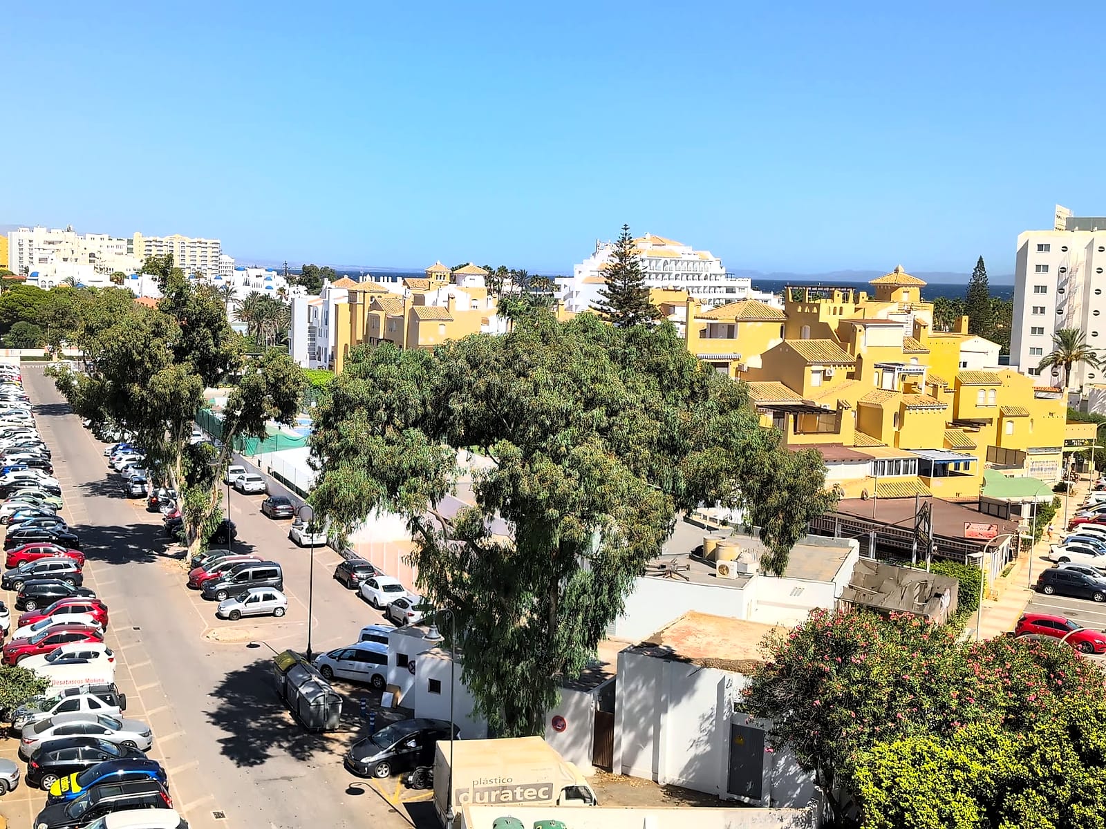 Las vistas desde la habitación del Hotel Neptuno: edificios, un aparcamiento y el mar al fondo