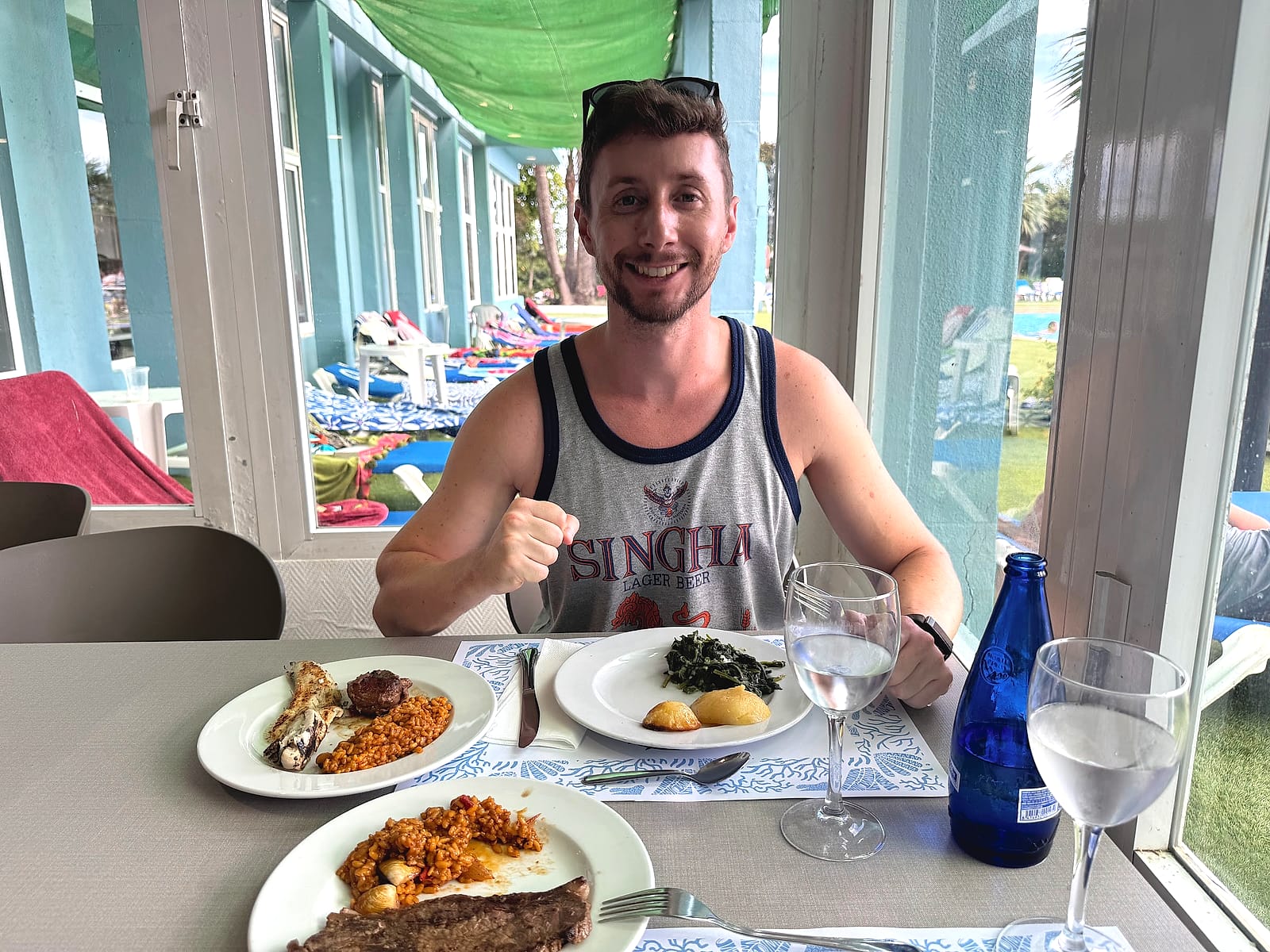 Javier Sobrino en el almuerzo del Hotel Playas de Guardamar, con paella y filete de ternera del buffet