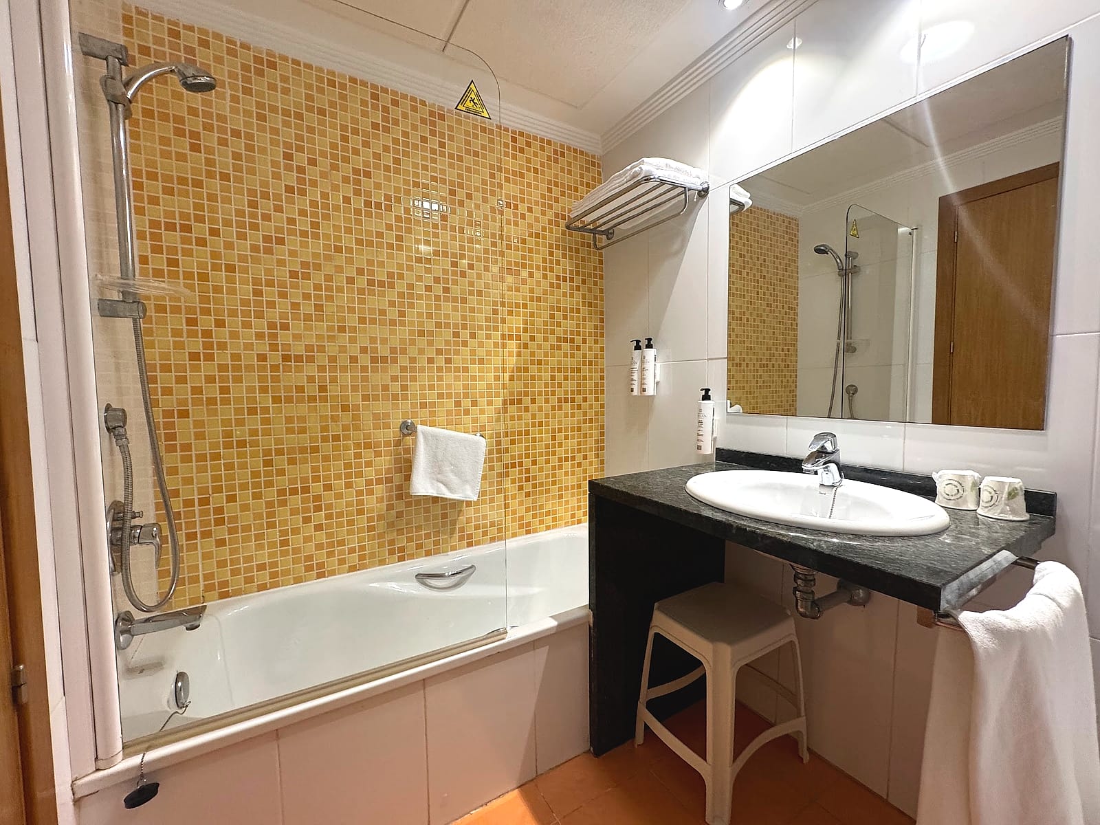 El baño de la habitación del Hotel Playas de Guardamar, con bañera, semimampara y lavabo