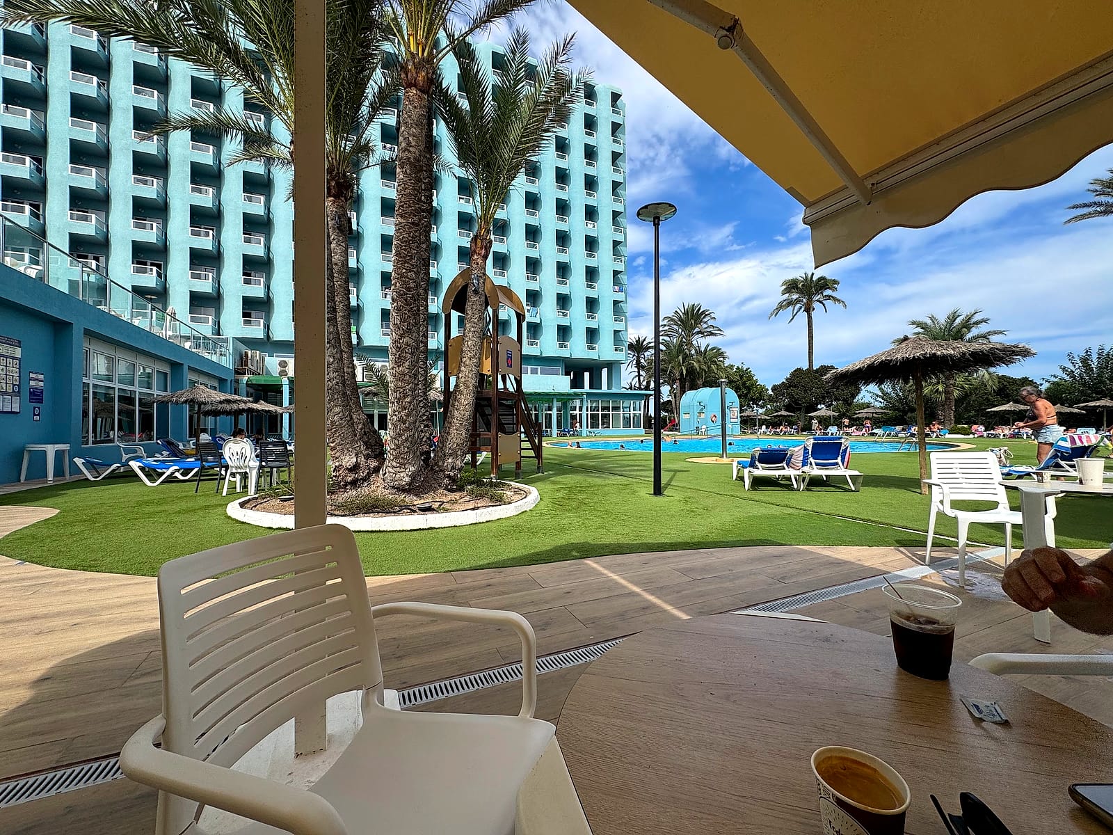 Un café a la sombra en la terraza junto a la piscina del Hotel Playas de Guardamar
