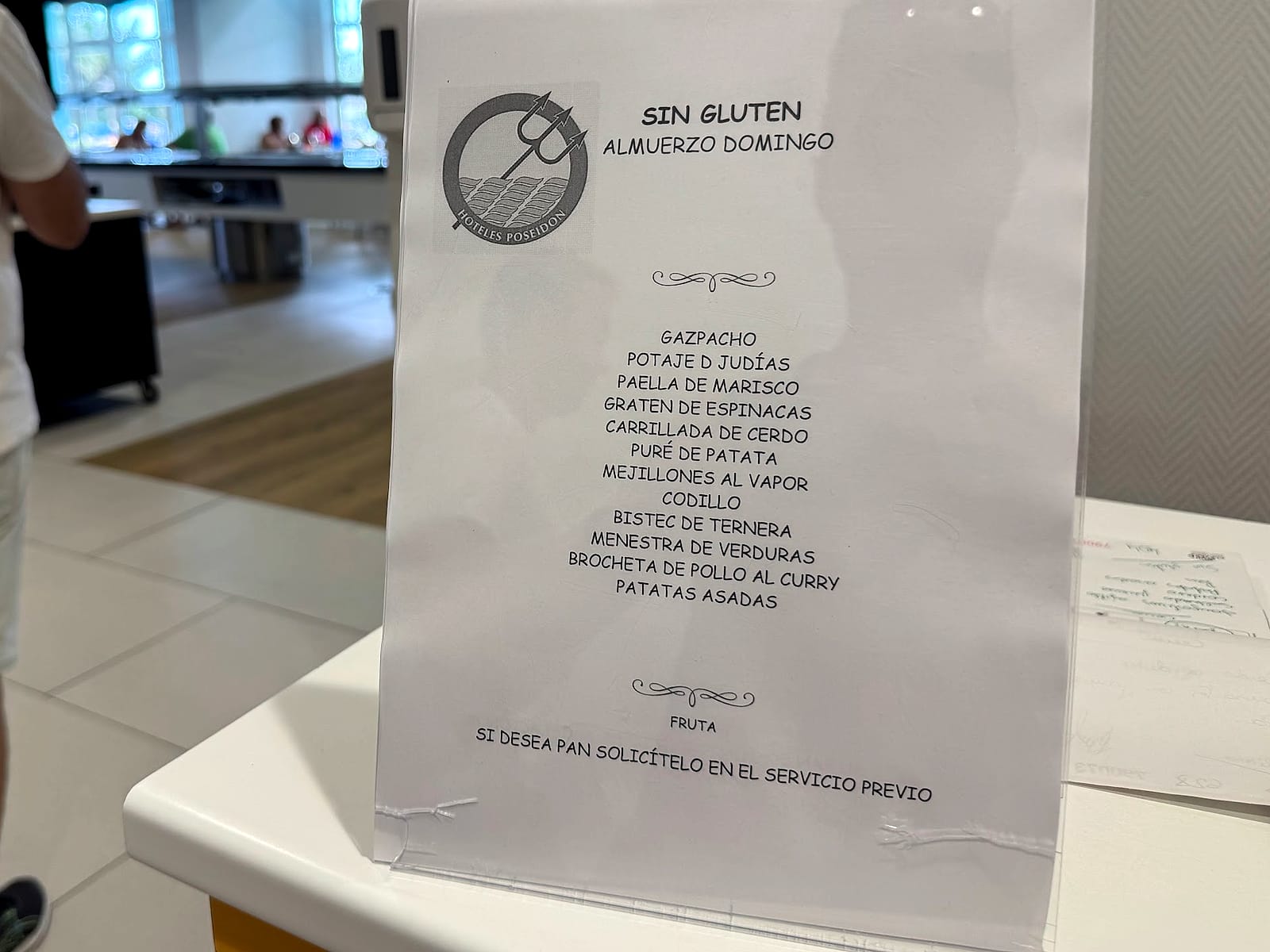 Cartel con los platos sin gluten del almuerzo del domingo en el buffet del Hotel Playas de Guardamar