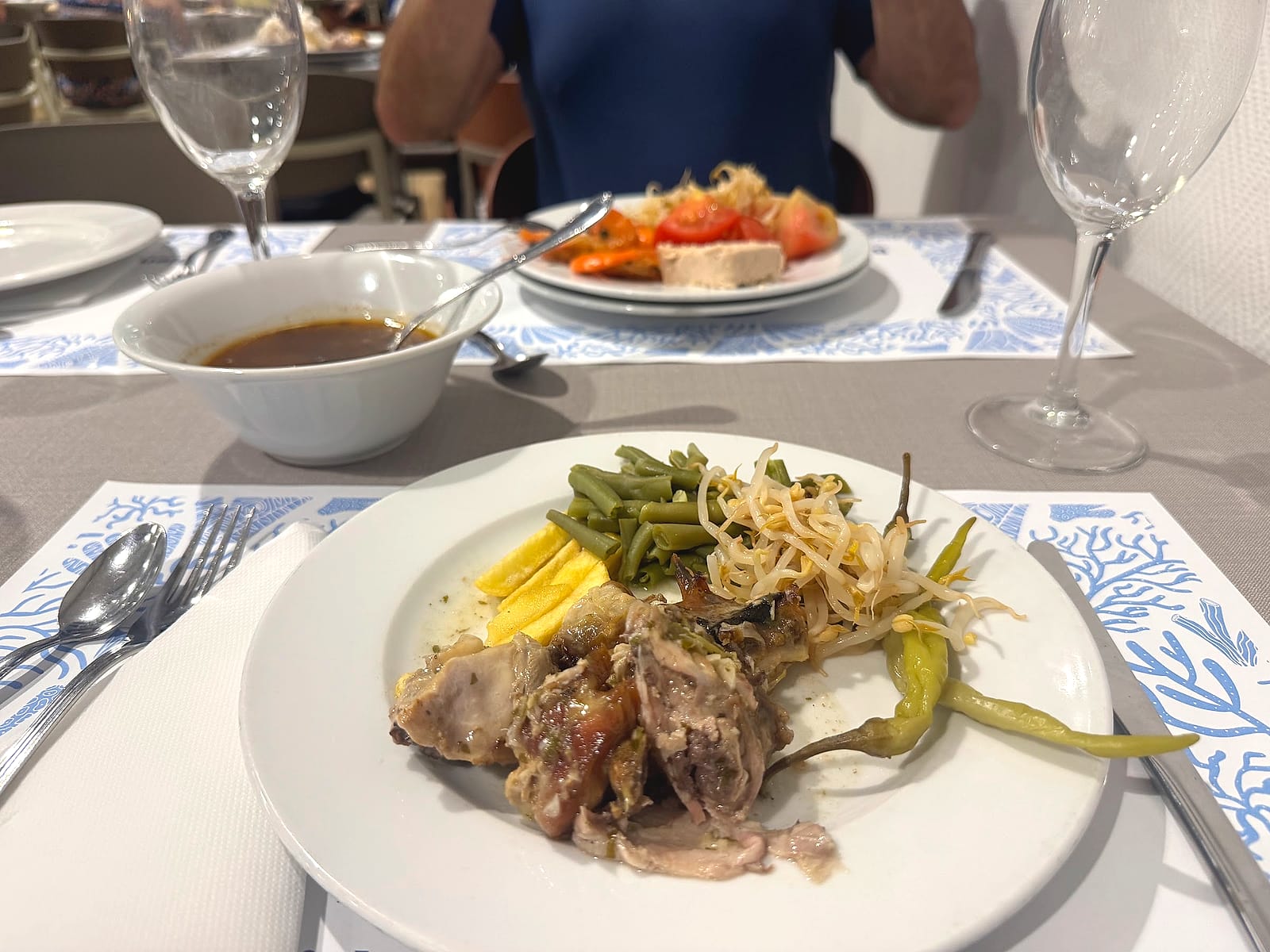 Plato de la cena del buffet del Hotel Playas de Guardamar, con carne y verduras