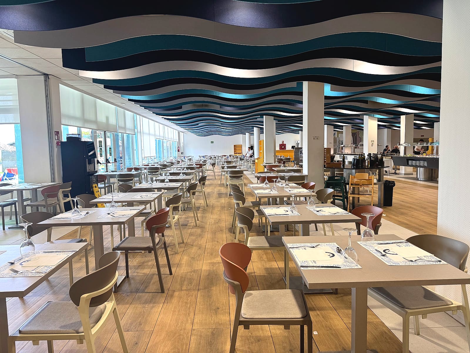 El comedor del Hotel Playas de Guardamar, con una trona para bebés entre las mesas