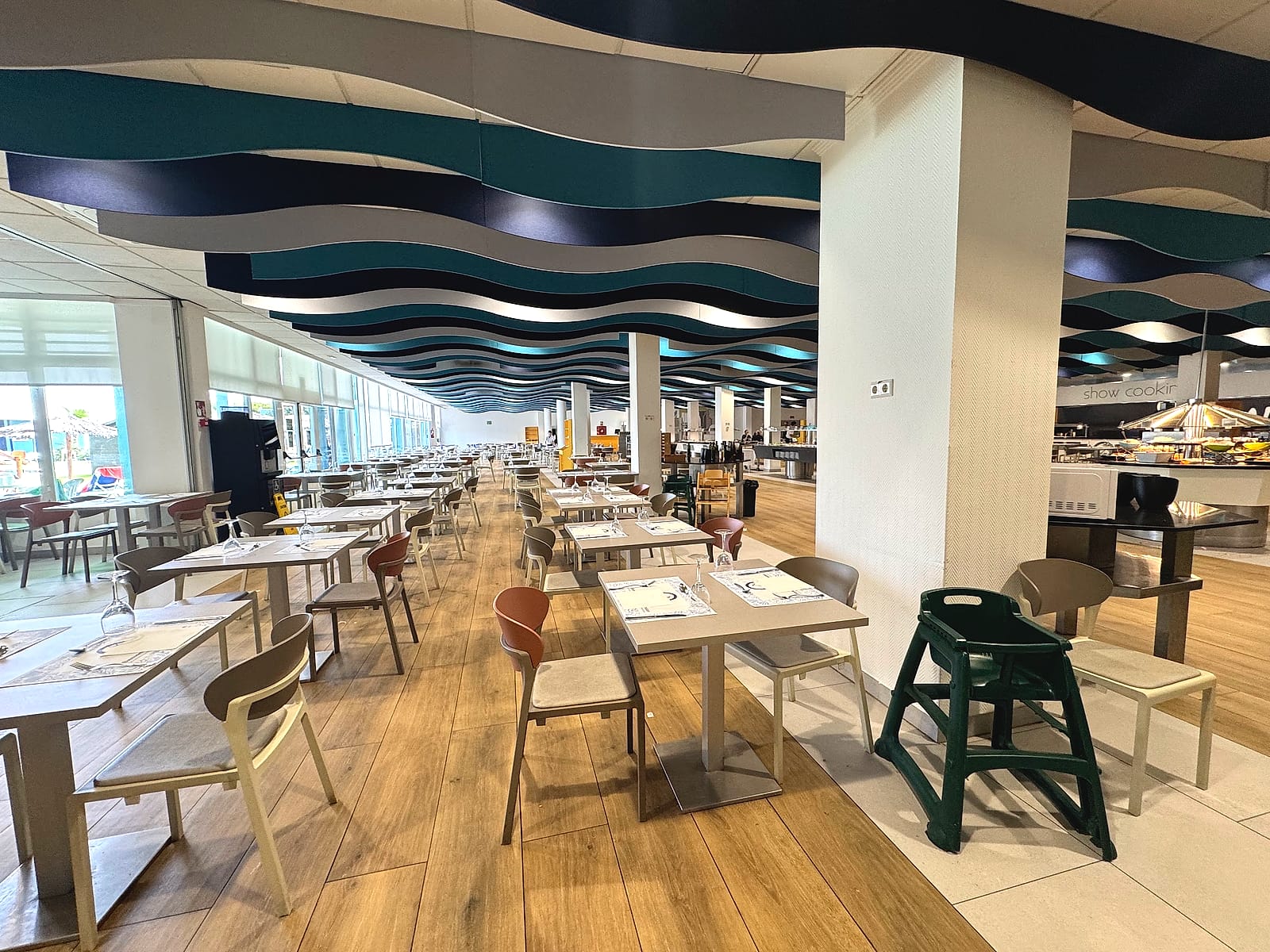 El comedor del buffet del Hotel Playas de Guardamar, enorme, con techo ondulado y mesas para cientos de personas
