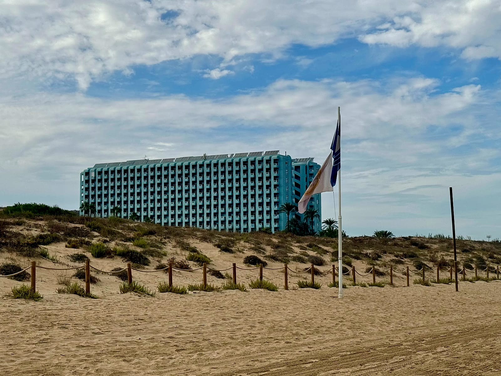 El Hotel Playas de Guardamar visto desde la playa del Moncayo, detrás de las dunas protegidas
