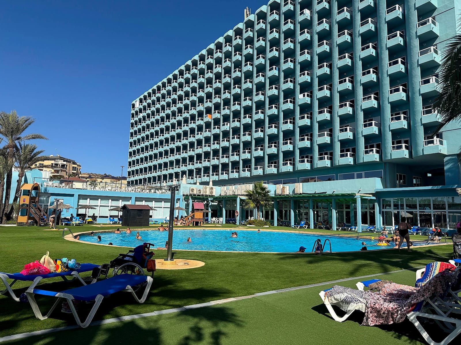 El edificio del Hotel Playas de Guardamar con la piscina principal y las tumbonas sobre césped