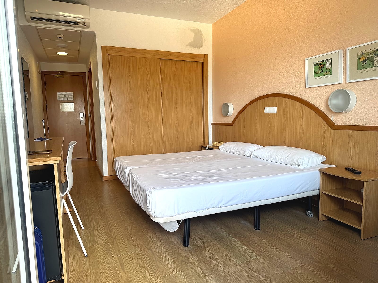 Habitación estándar del Hotel Playas de Guardamar, con dos camas juntas, armario empotrado y escritorio