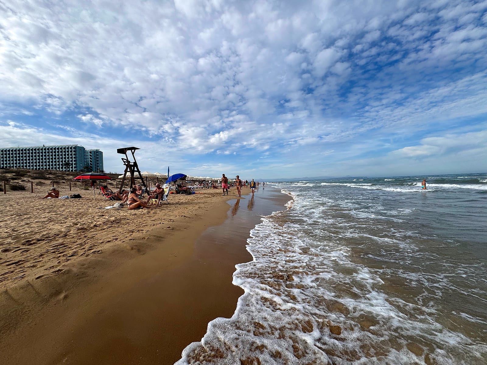 La orilla de la playa del Moncayo, en Guardamar, ancha y de arena fina