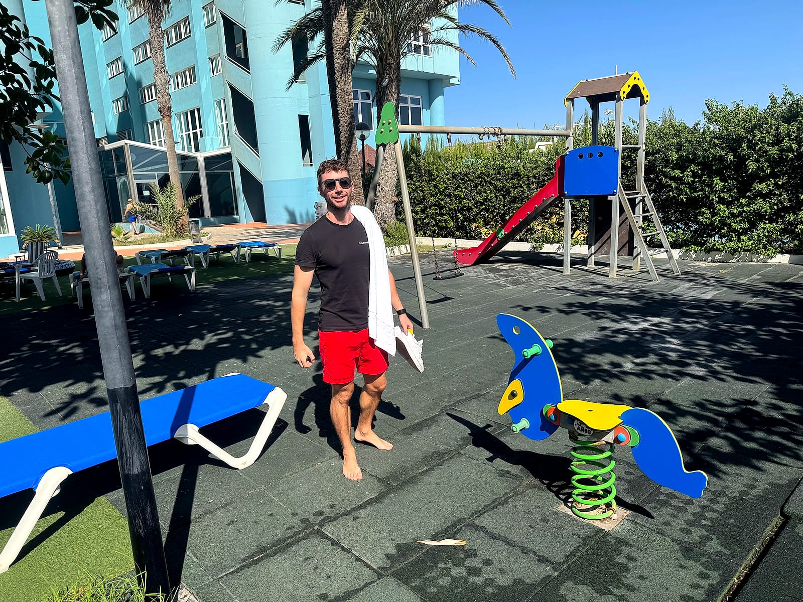 Javier Sobrino en el parque infantil del Hotel Playas de Guardamar, con tobogán y balancines de muelle
