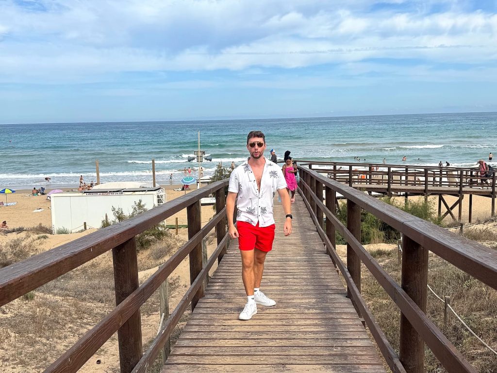 Javier Sobrino en la pasarela de madera que lleva del Hotel Playas de Guardamar a la playa del Moncayo
