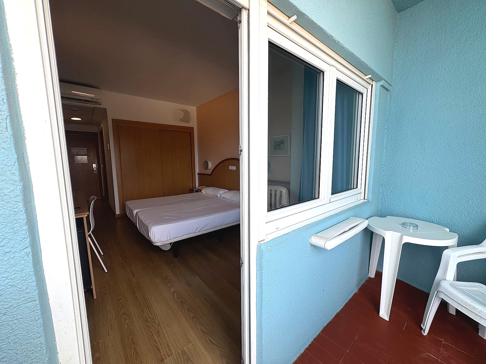 La terraza pequeña de la habitación del Hotel Playas de Guardamar, con una mesa y dos sillas